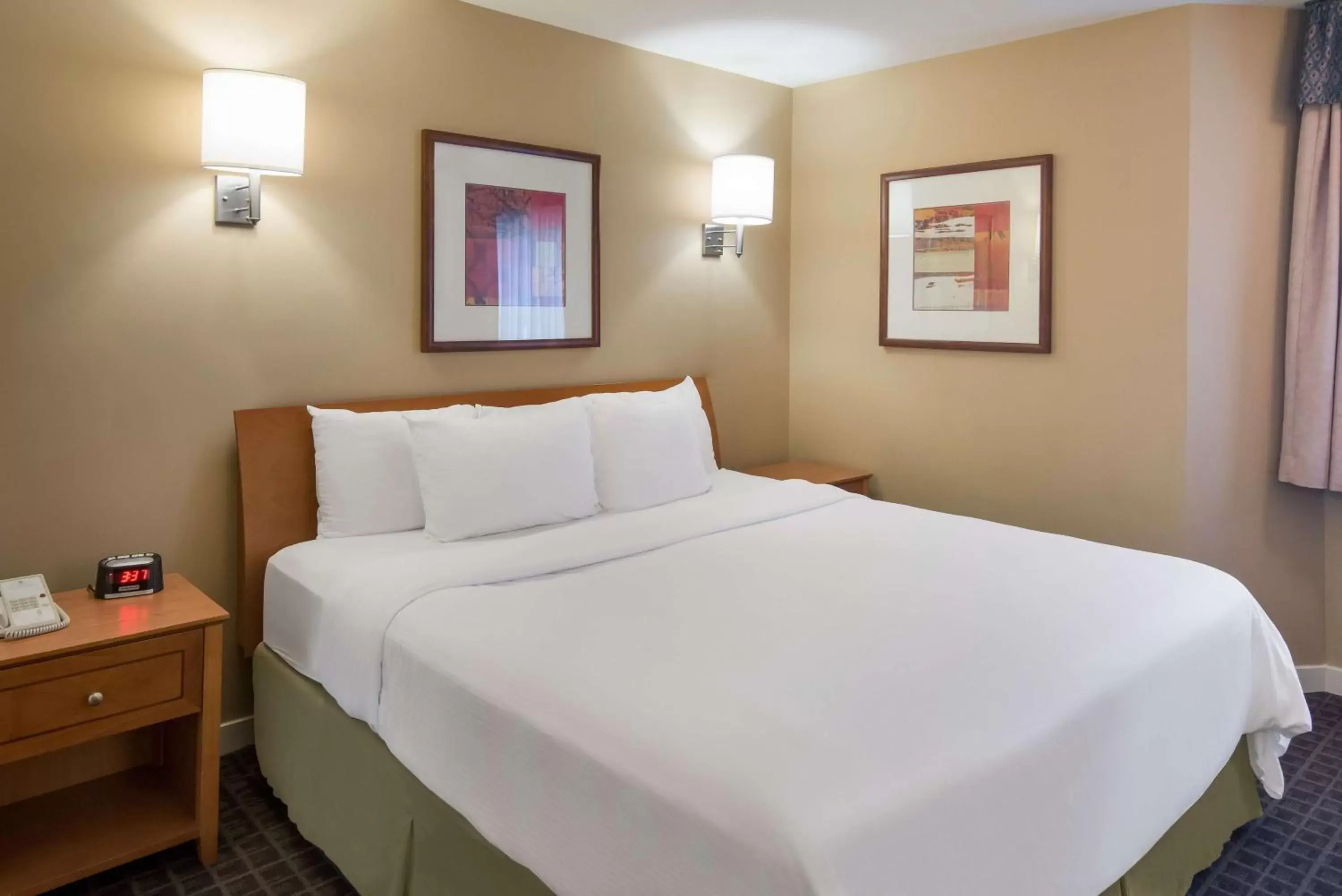 Bedroom, Bed in SureStay Hotel by Best Western North Vancouver Capilano