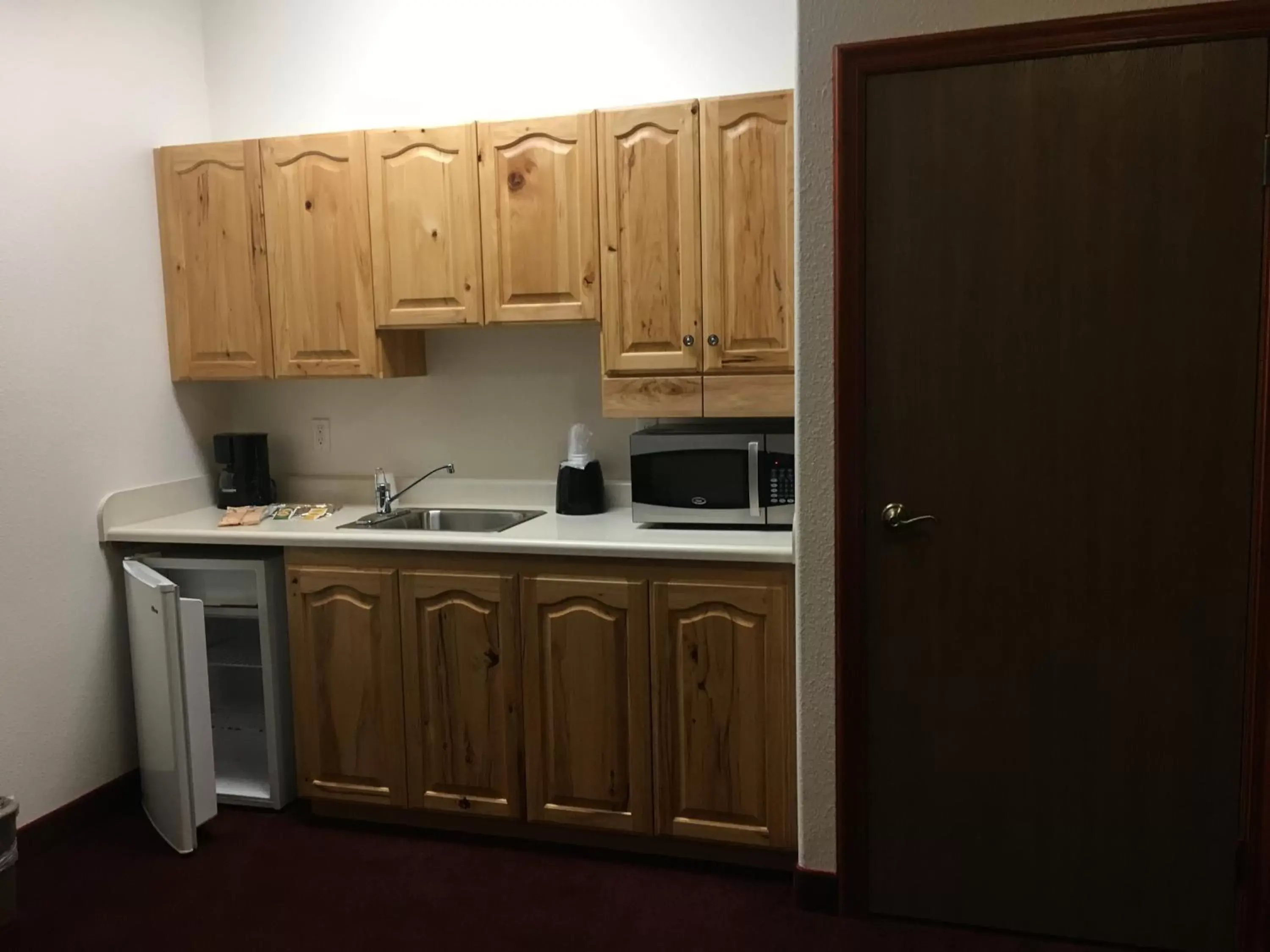 Kitchen/Kitchenette in Greenwood Village Inn & Suites