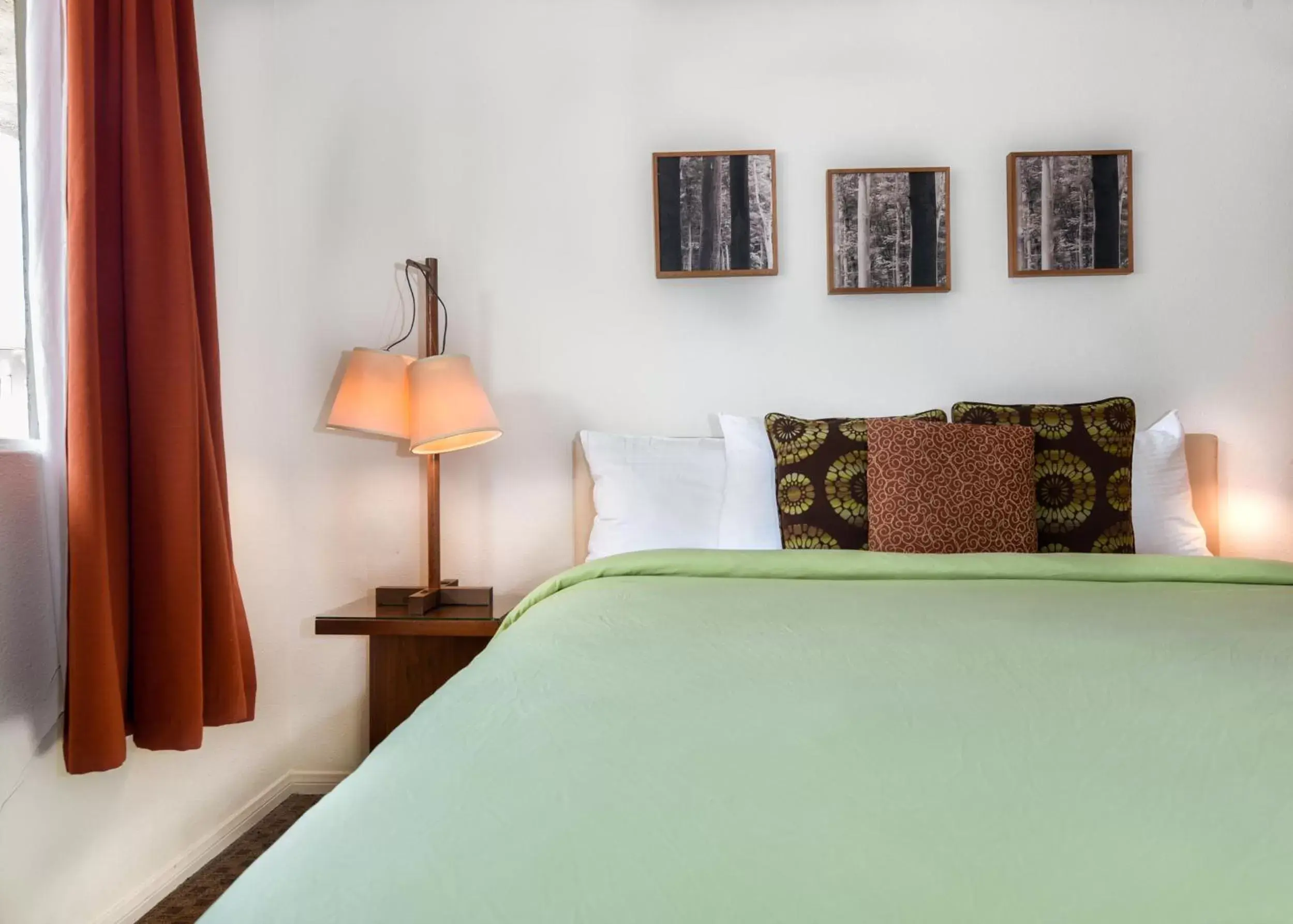 Bed in The Skylark, a Palm Springs Hotel