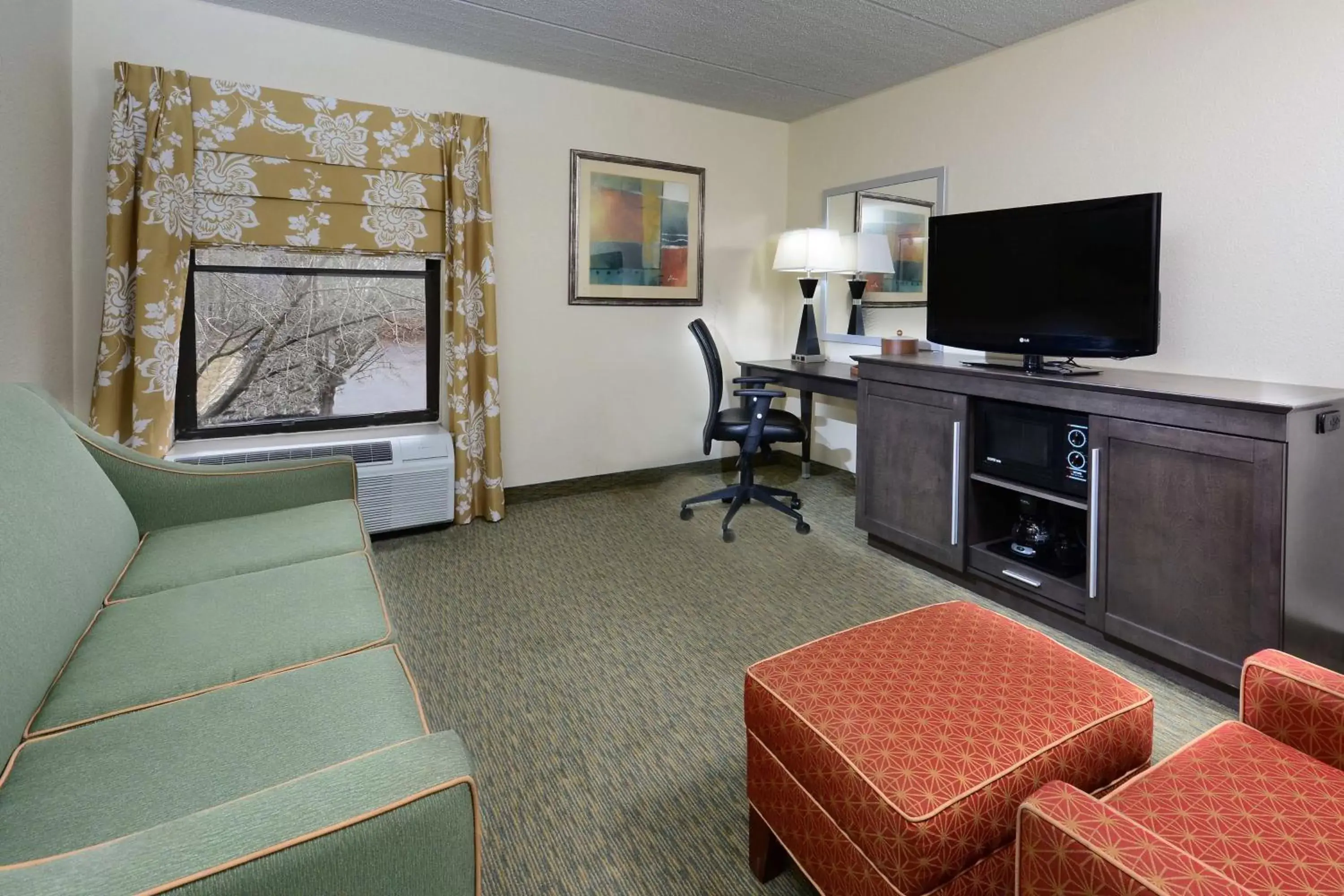 Living room, Seating Area in Hampton Inn Raleigh/Town of Wake Forest