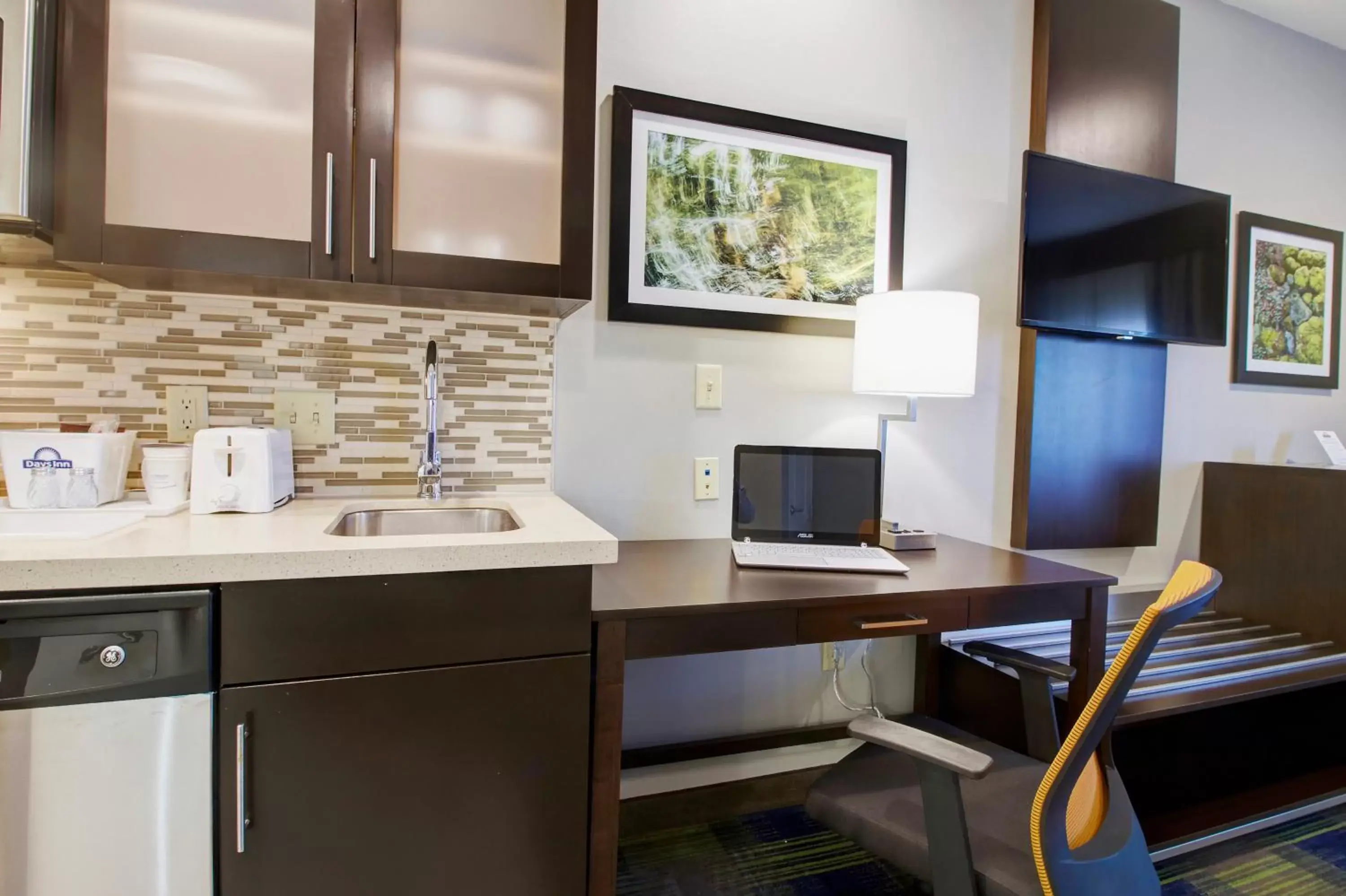 Area and facilities, Kitchen/Kitchenette in Days Inn & Suites by Wyndham Port Arthur