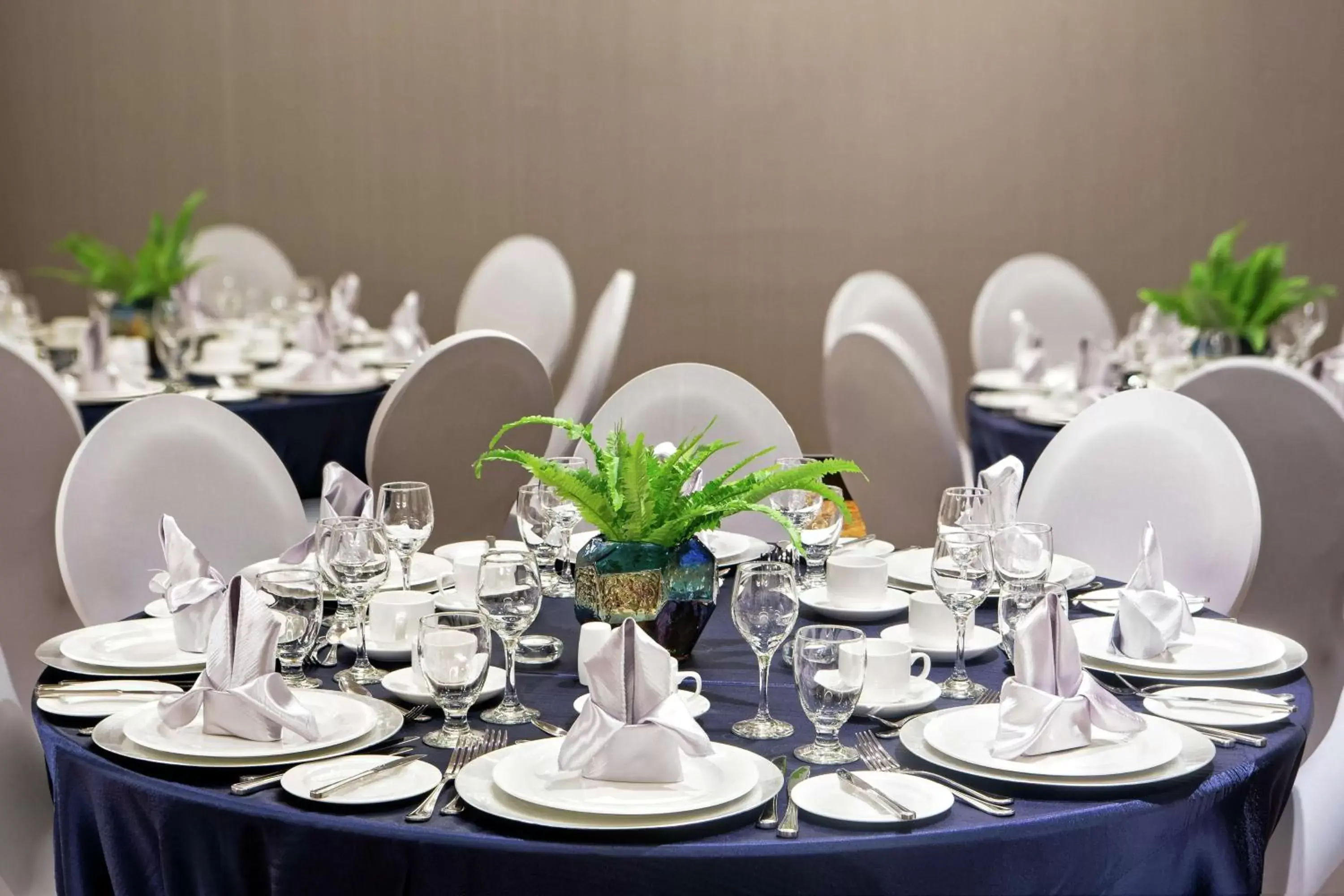 Dining area, Restaurant/Places to Eat in Doubletree by Hilton Toronto Airport, ON