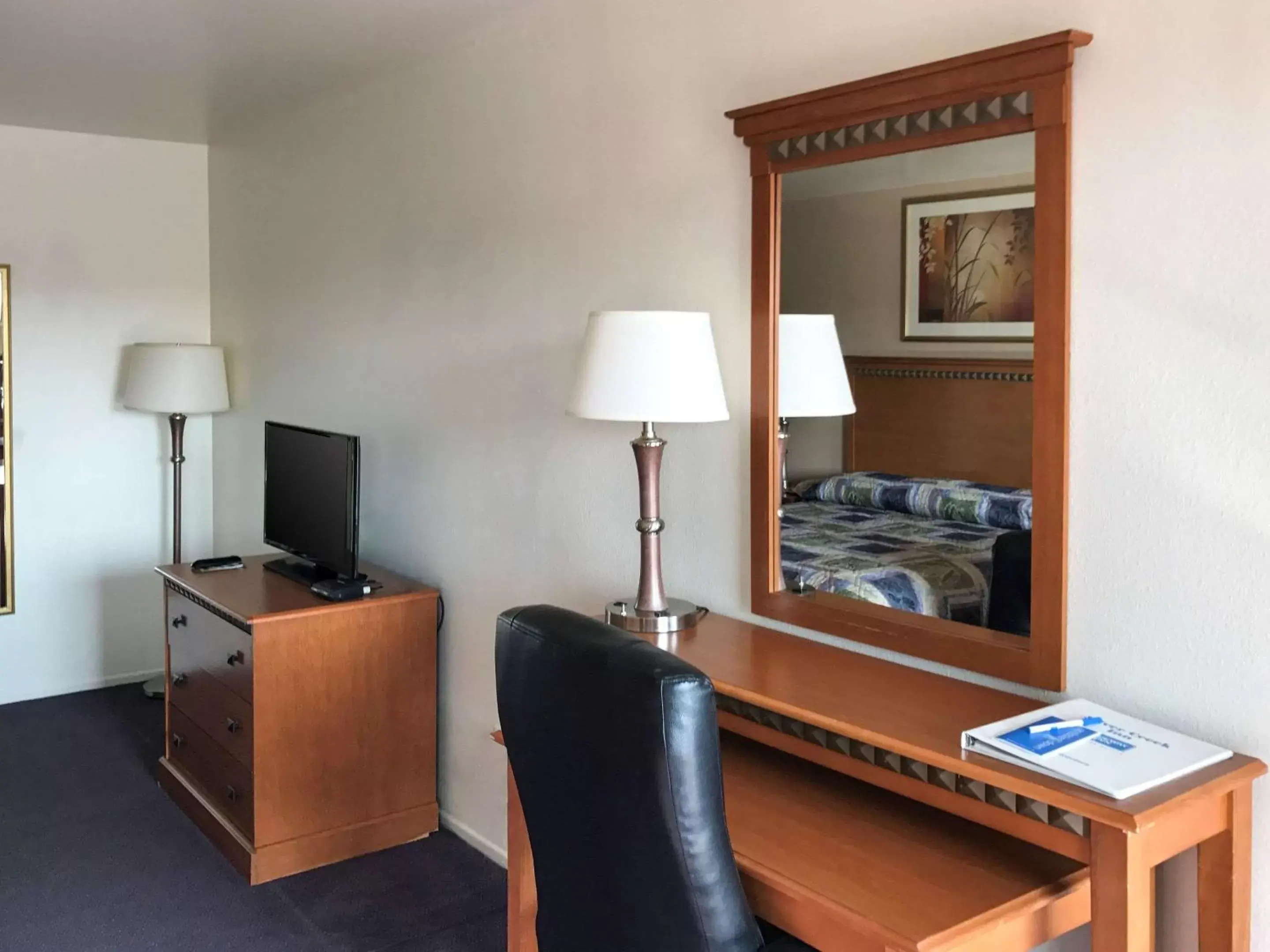 Photo of the whole room, Seating Area in Rodeway Inn Silver Creek Inn