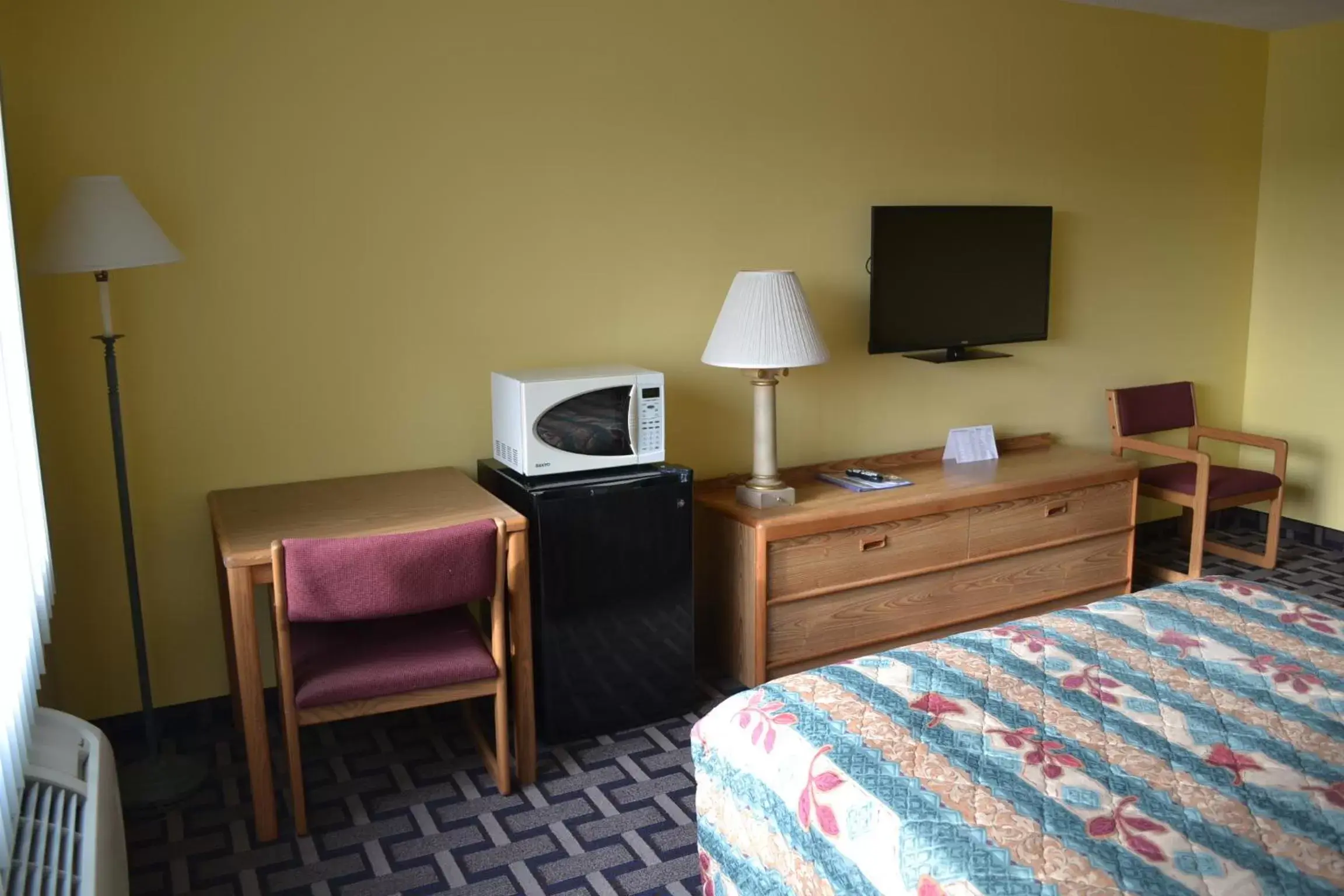 Photo of the whole room, TV/Entertainment Center in Sky Lodge Inn & Suites - Delavan