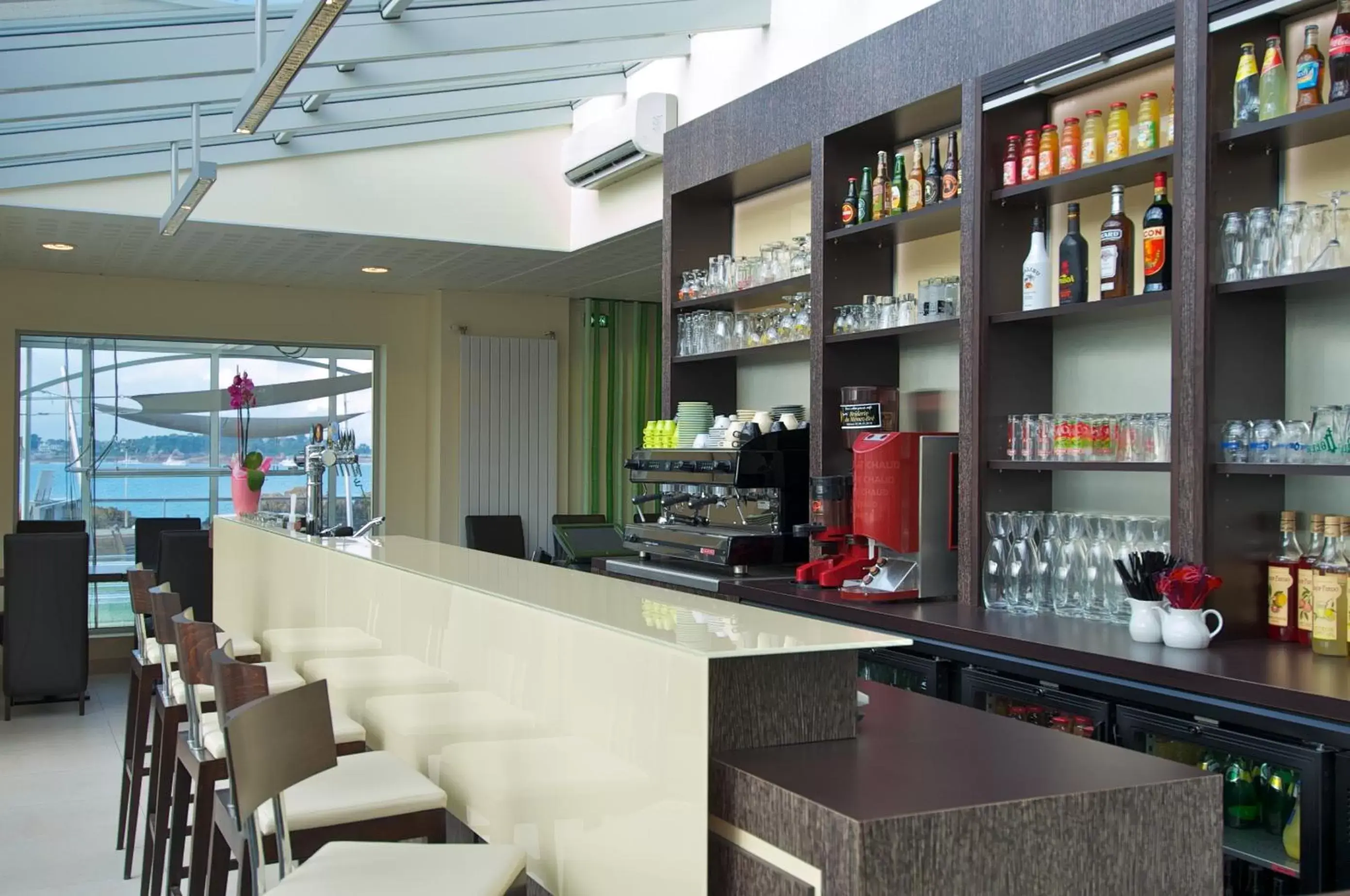 Lounge or bar in Best Western Plus Les Terrasses de Bréhat Lounge or bar in Best Western Plus Les Terrasses de Bréhat