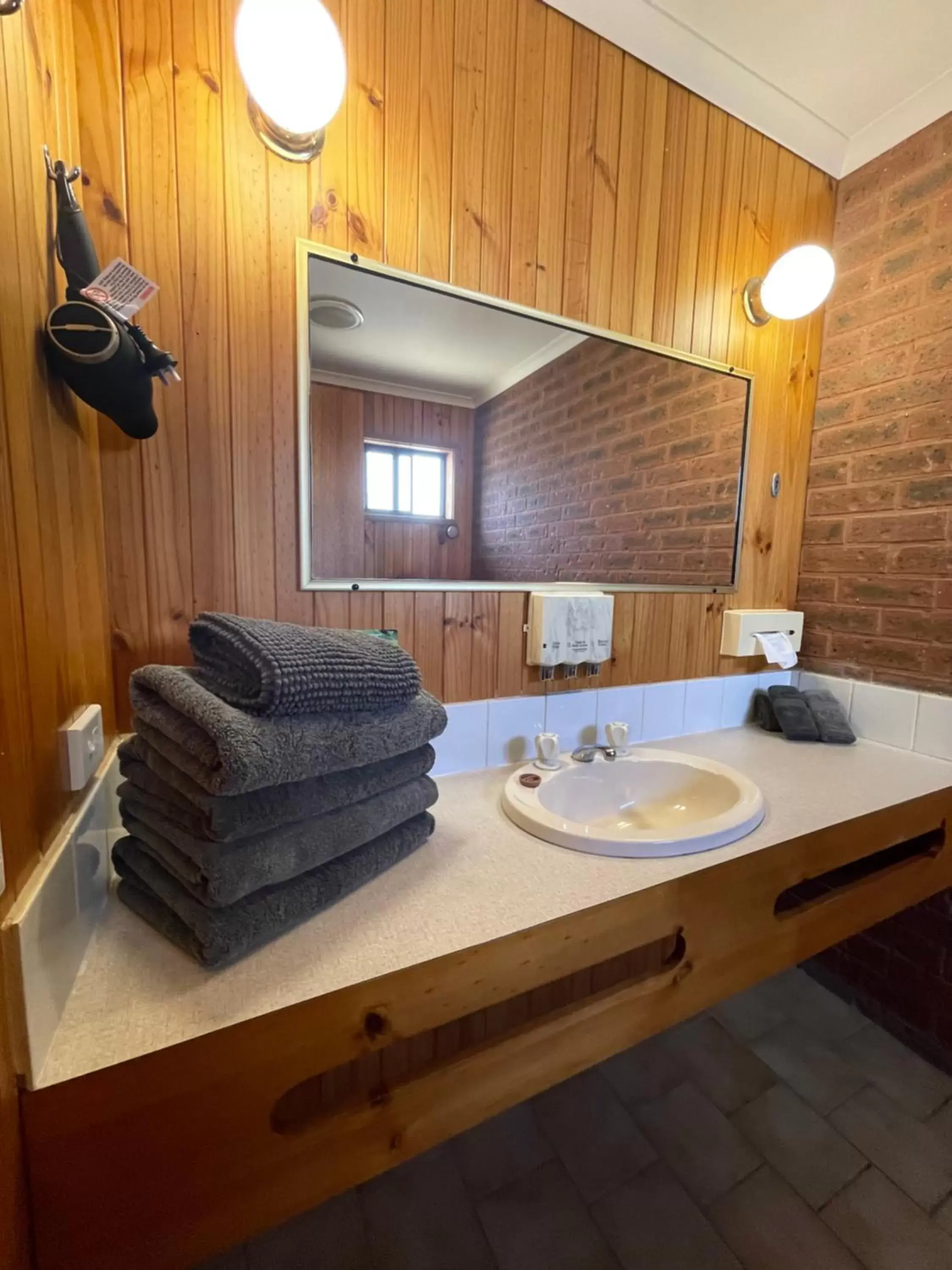 Bathroom in Country Roads Motor Inn