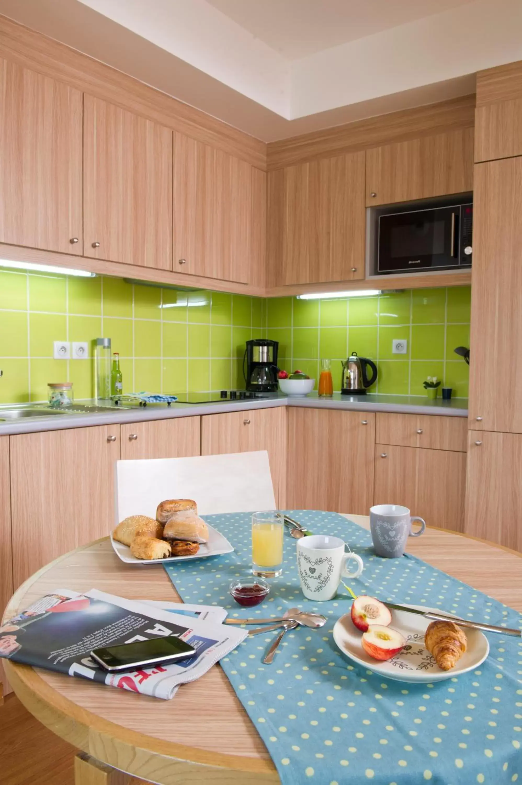 Kitchen or kitchenette, Dining Area in Aparthotel Adagio Paris Vincennes