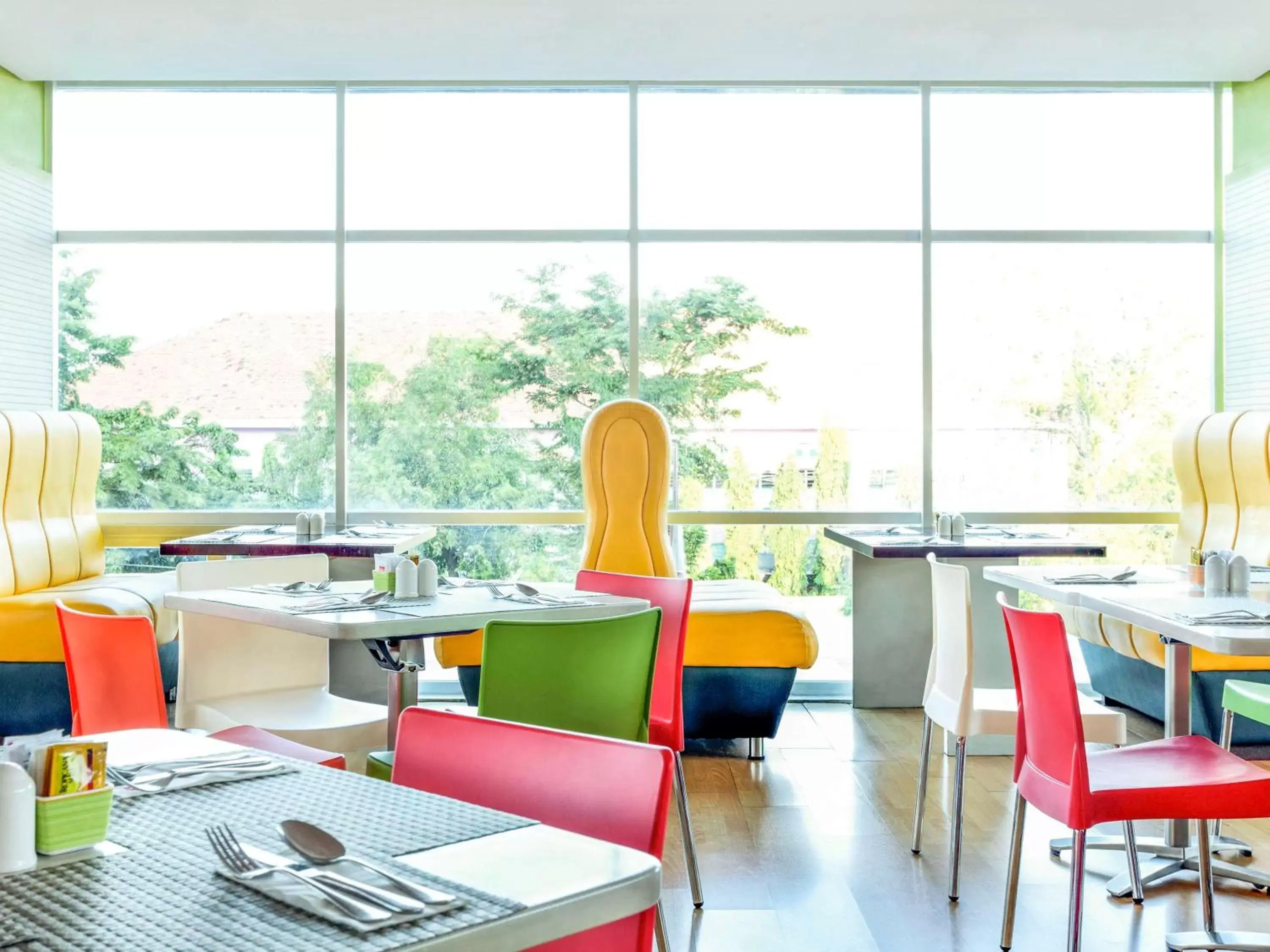 Property building, Restaurant/Places to Eat in Hotel Ibis Semarang Simpang Lima