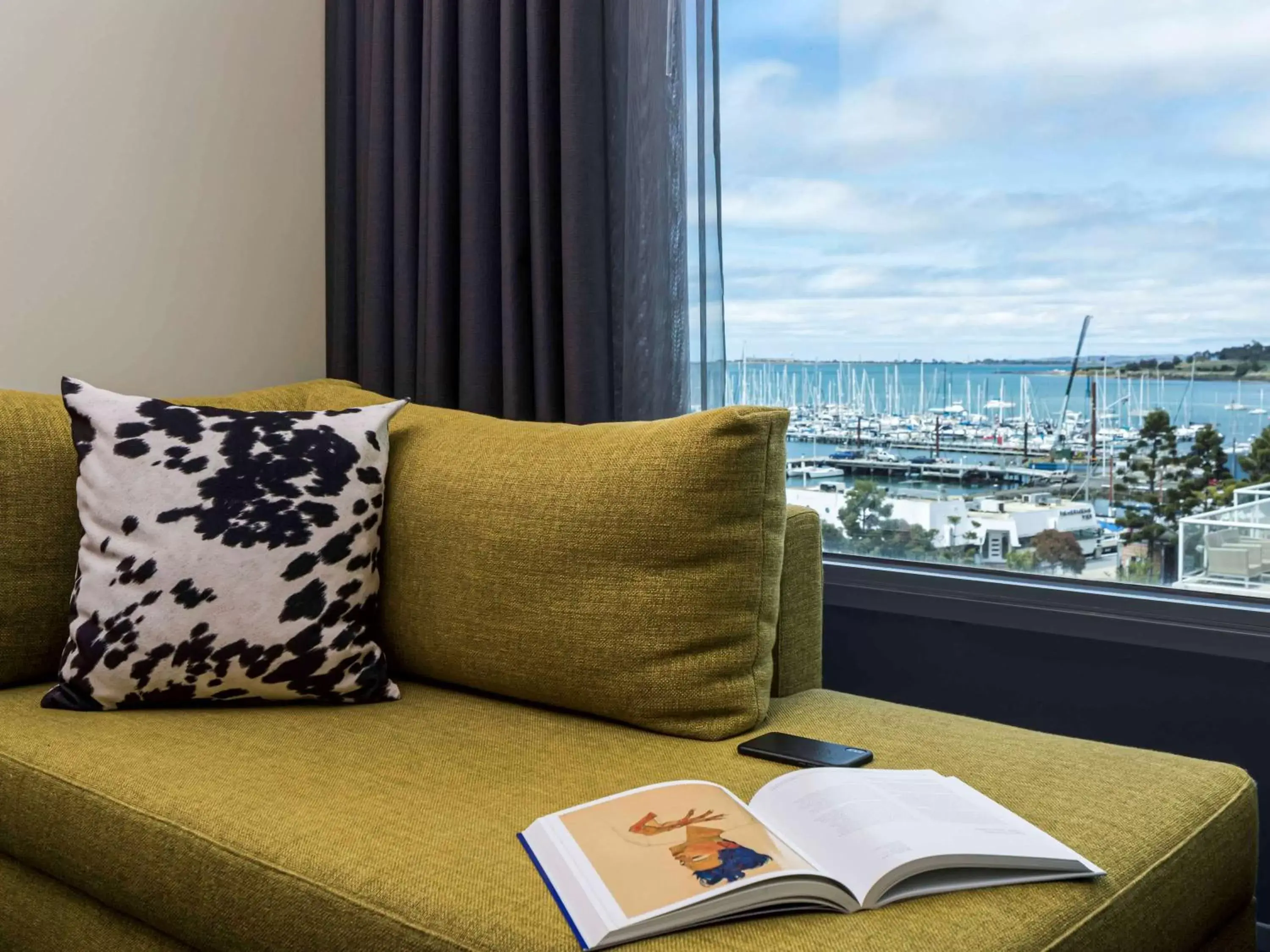 Photo of the whole room, Seating Area in Novotel Geelong