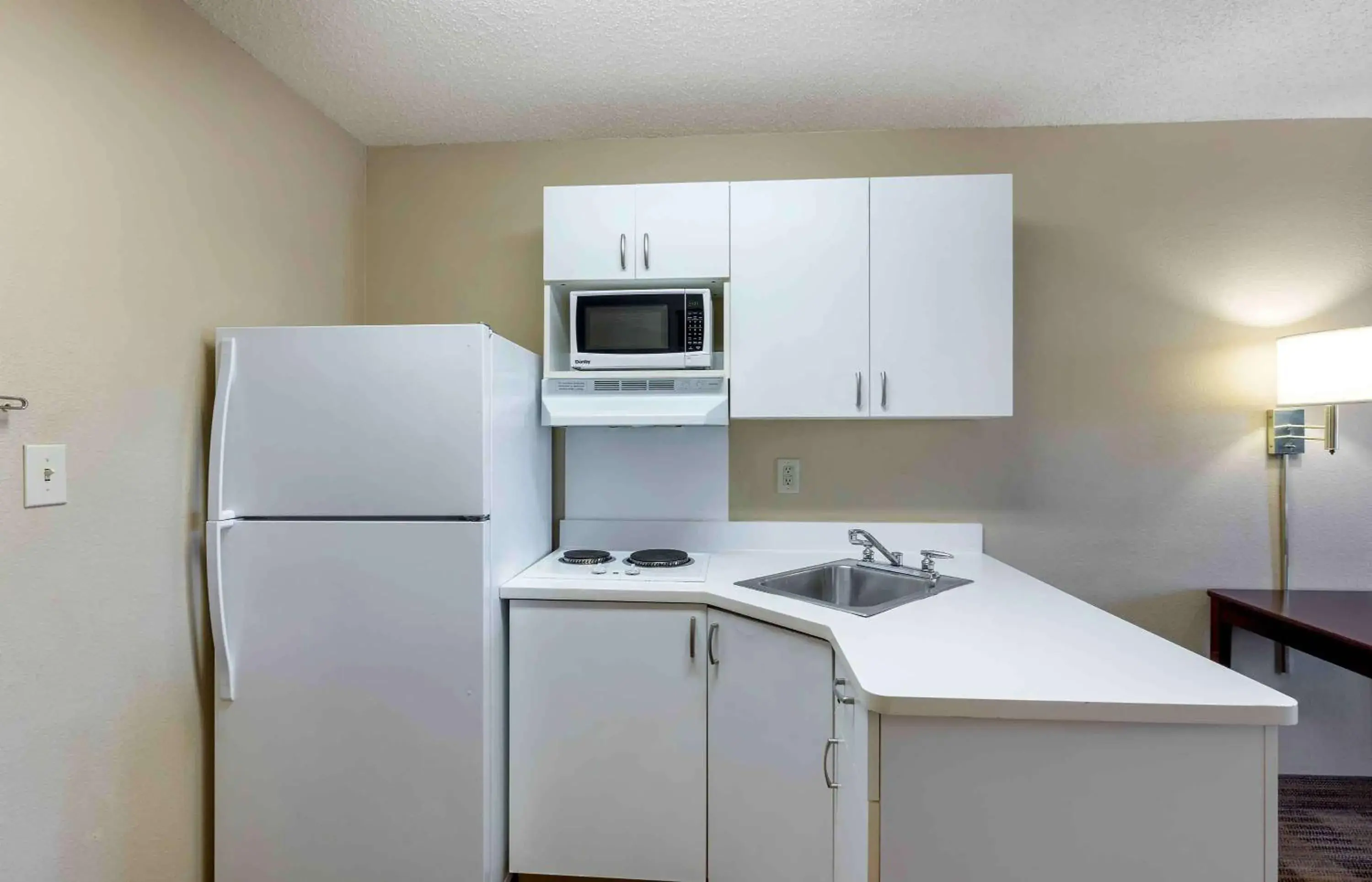 Bedroom, Kitchen/Kitchenette in Extended Stay America Suites - Dallas - Greenville Avenue