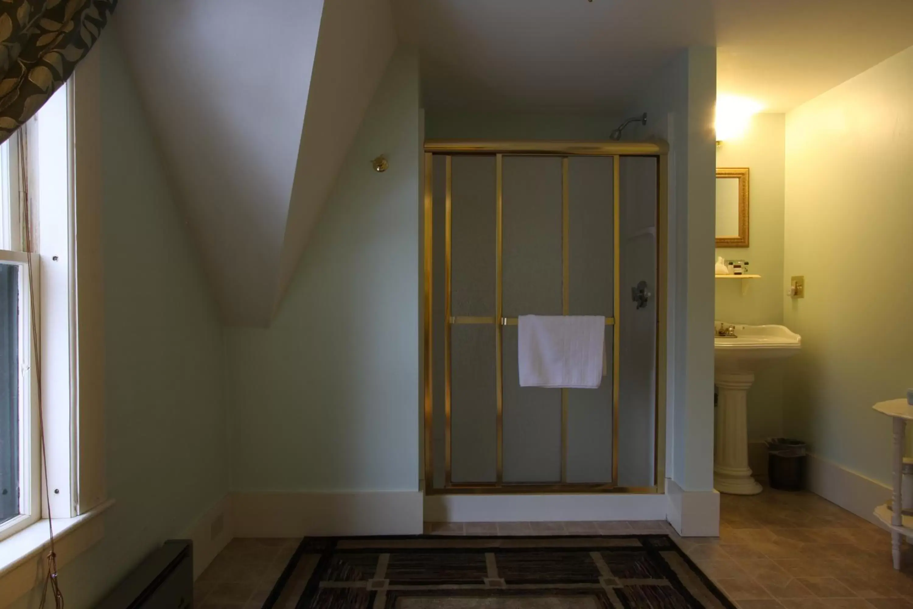 Shower, Bathroom in Follansbee Inn