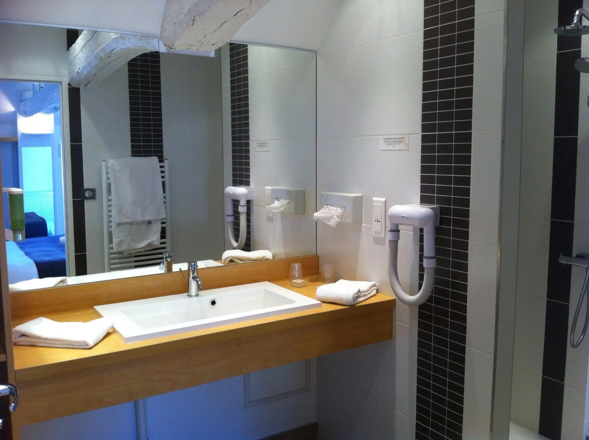 Shower in Logis Hôtel Restaurant Le Moulin de la Coudre