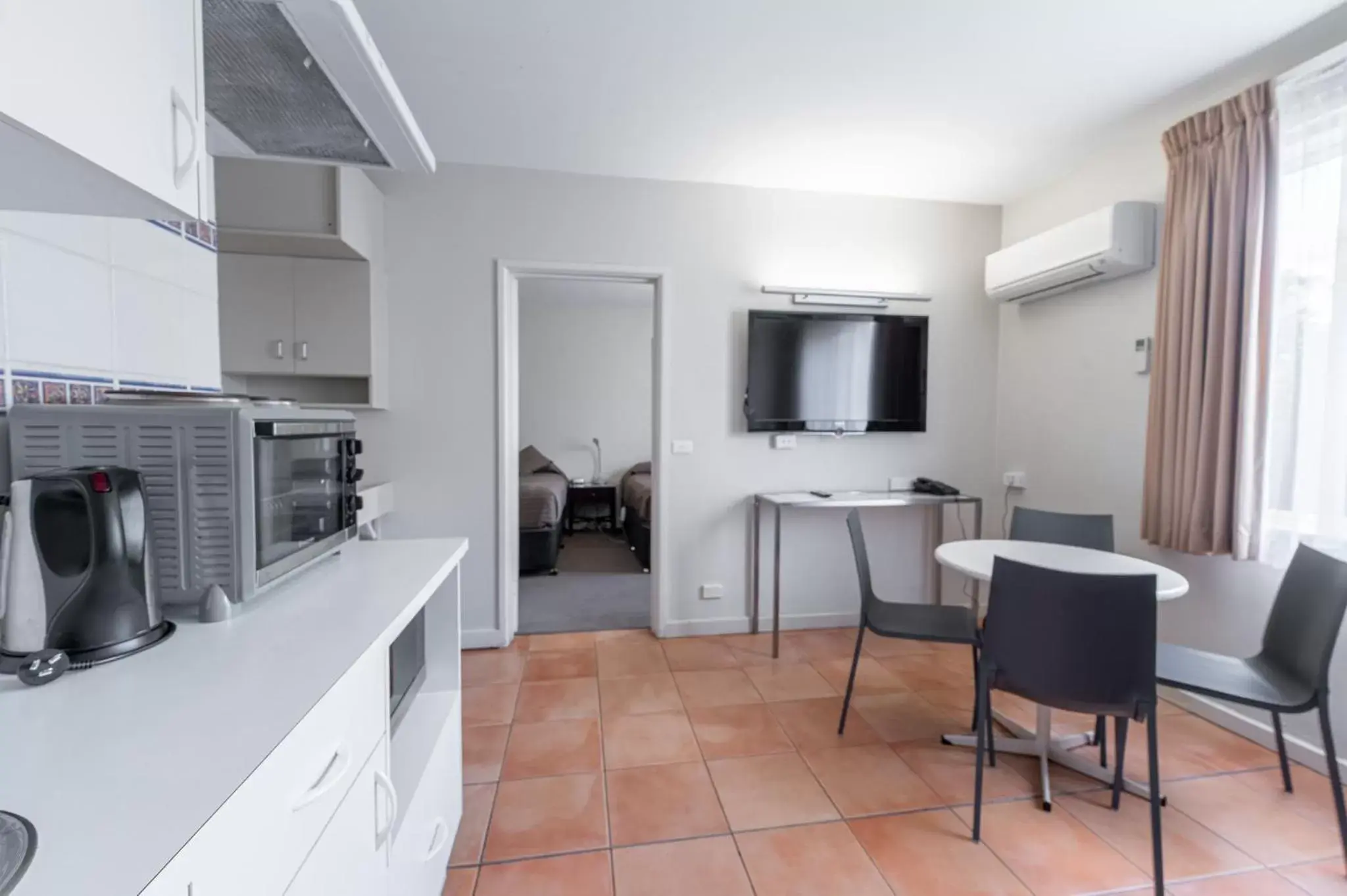 Seating area, Kitchen/Kitchenette in Forrest Hotel & Apartments