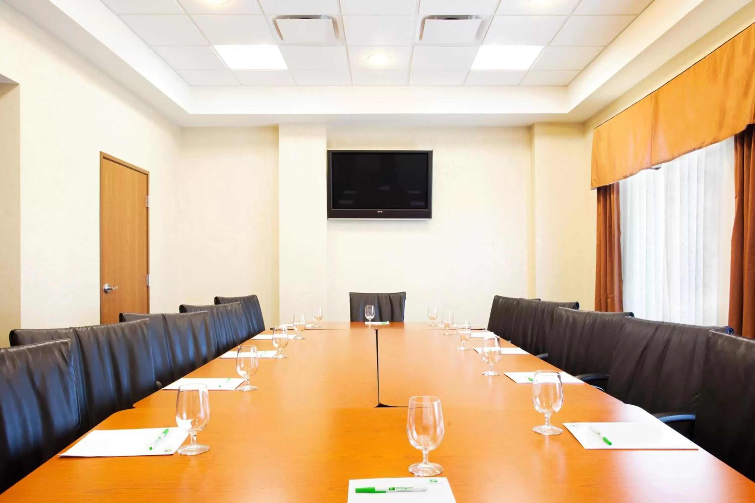 Meeting/conference room in Holiday Inn Battle Creek, an IHG Hotel