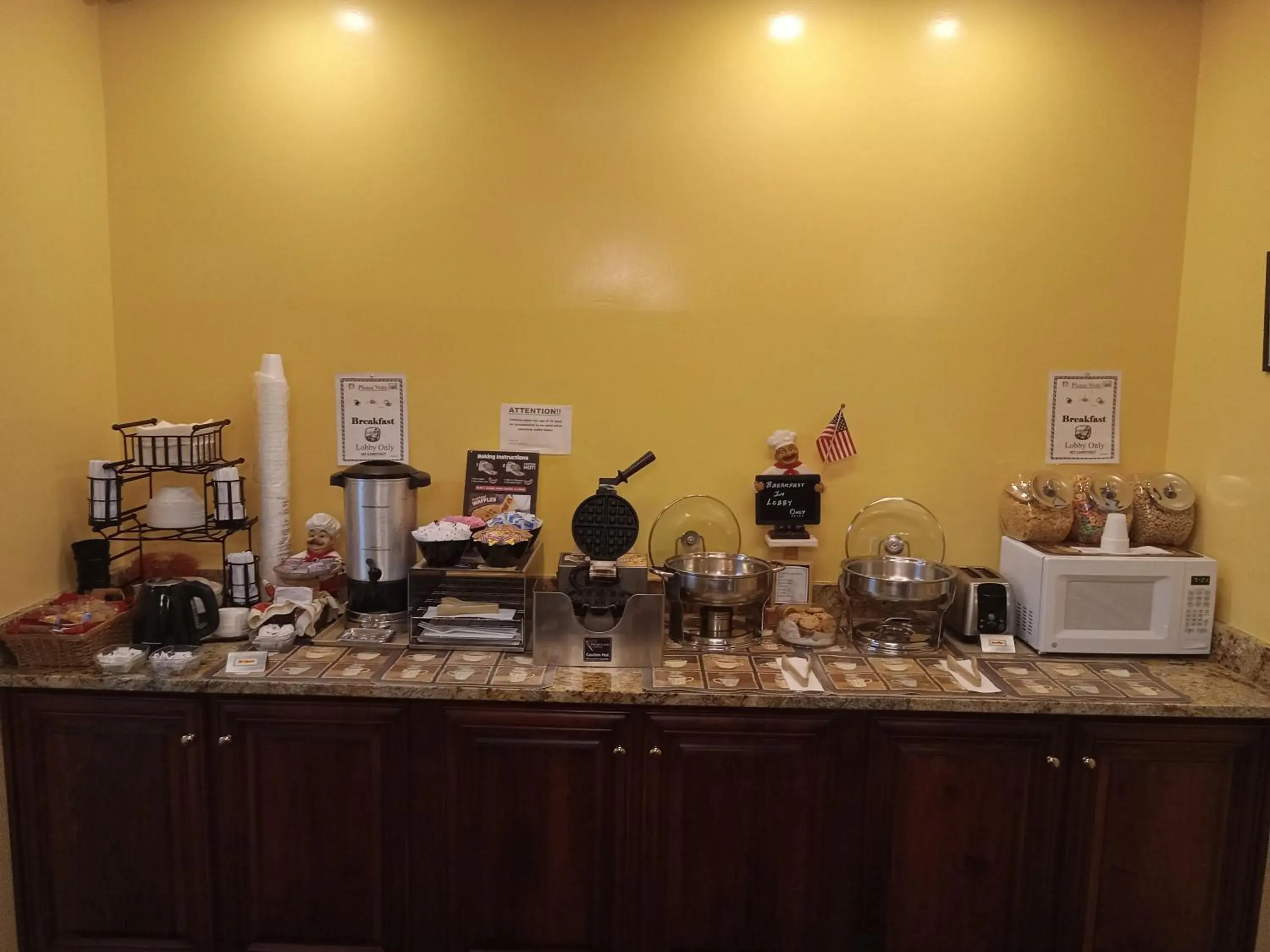 Coffee/tea facilities, Restaurant/Places to Eat in Country Hearth Inn & Suites Union City