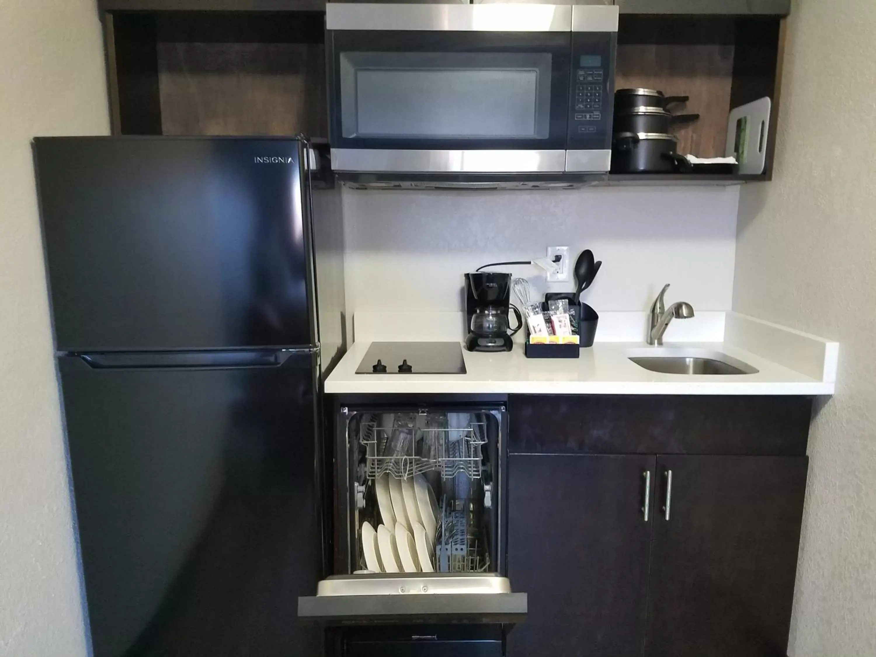 Kitchen or kitchenette, Kitchen/Kitchenette in Hotel South Tampa & Suites
