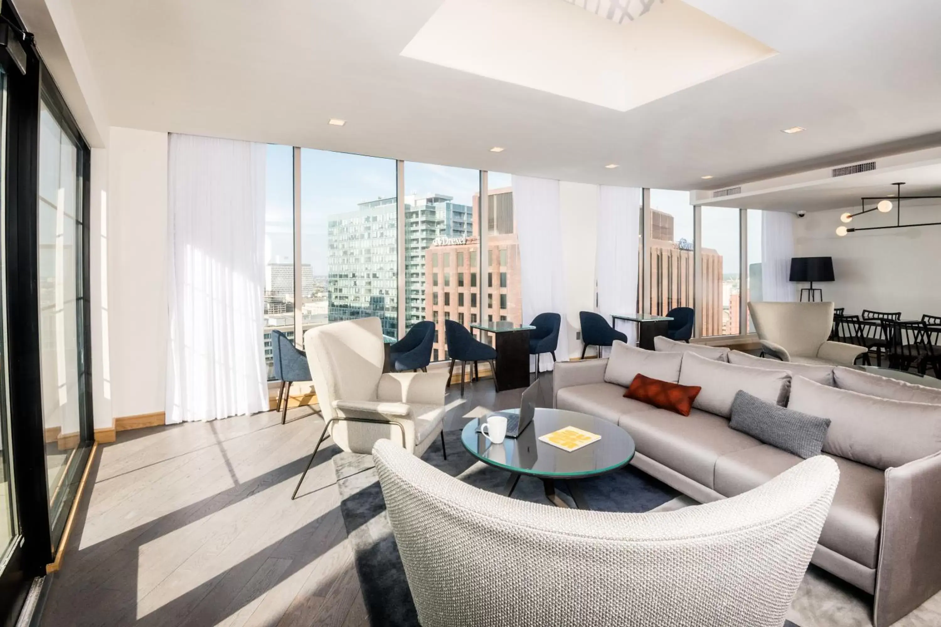 Communal lounge/ TV room, Seating Area in The Windsor Suites Philadelphia