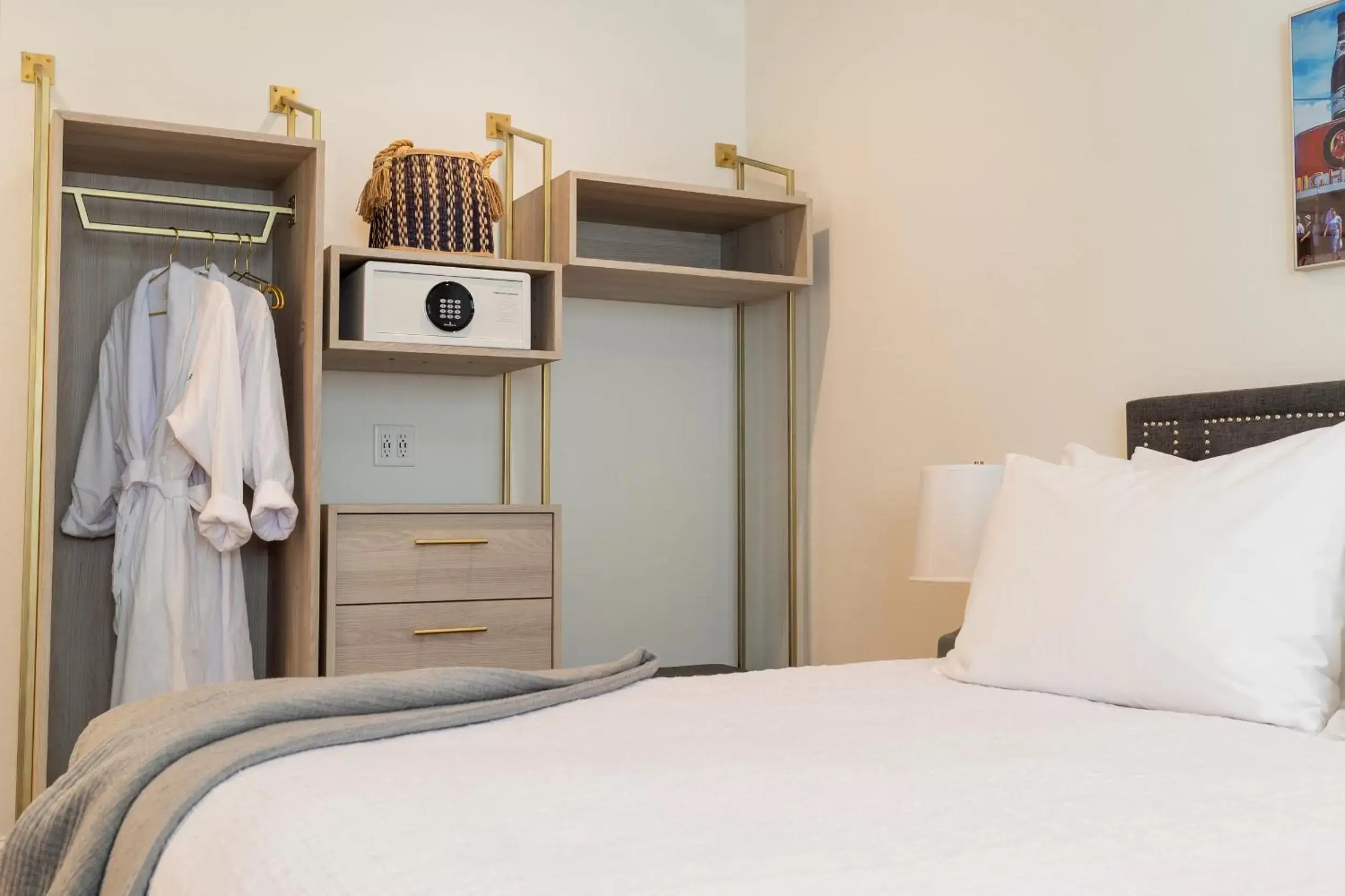 Bed in The Plaza Hotel - Milwaukee Bed in The Plaza Hotel - Milwaukee