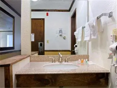 Deluxe King Suite - Non-Smoking in Howard Johnson by Wyndham Helena Deluxe King Suite - Non-Smoking in Howard Johnson by Wyndham Helena