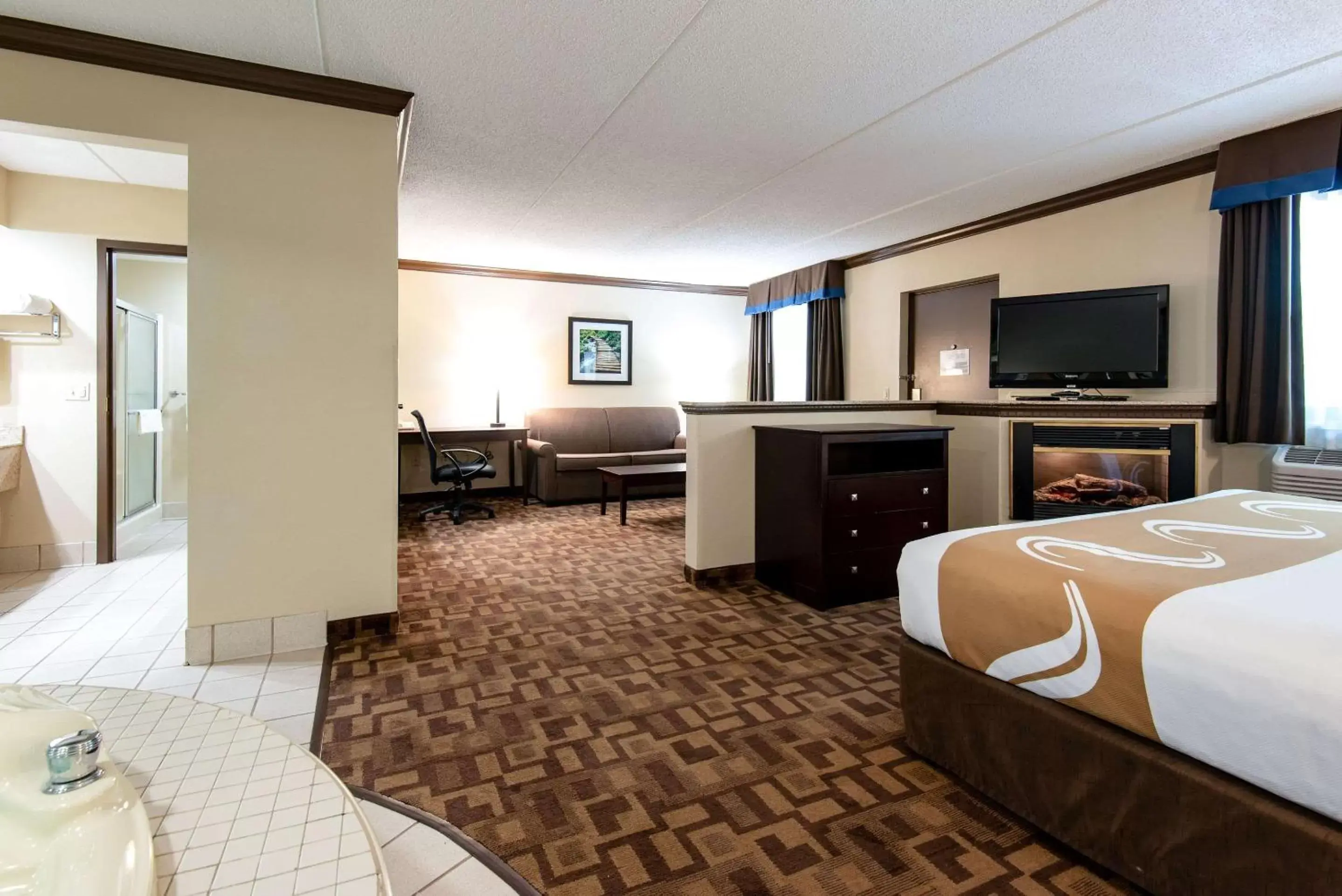 Photo of the whole room, TV/Entertainment Center in Quality Inn & Suites Quakertown-Allentown