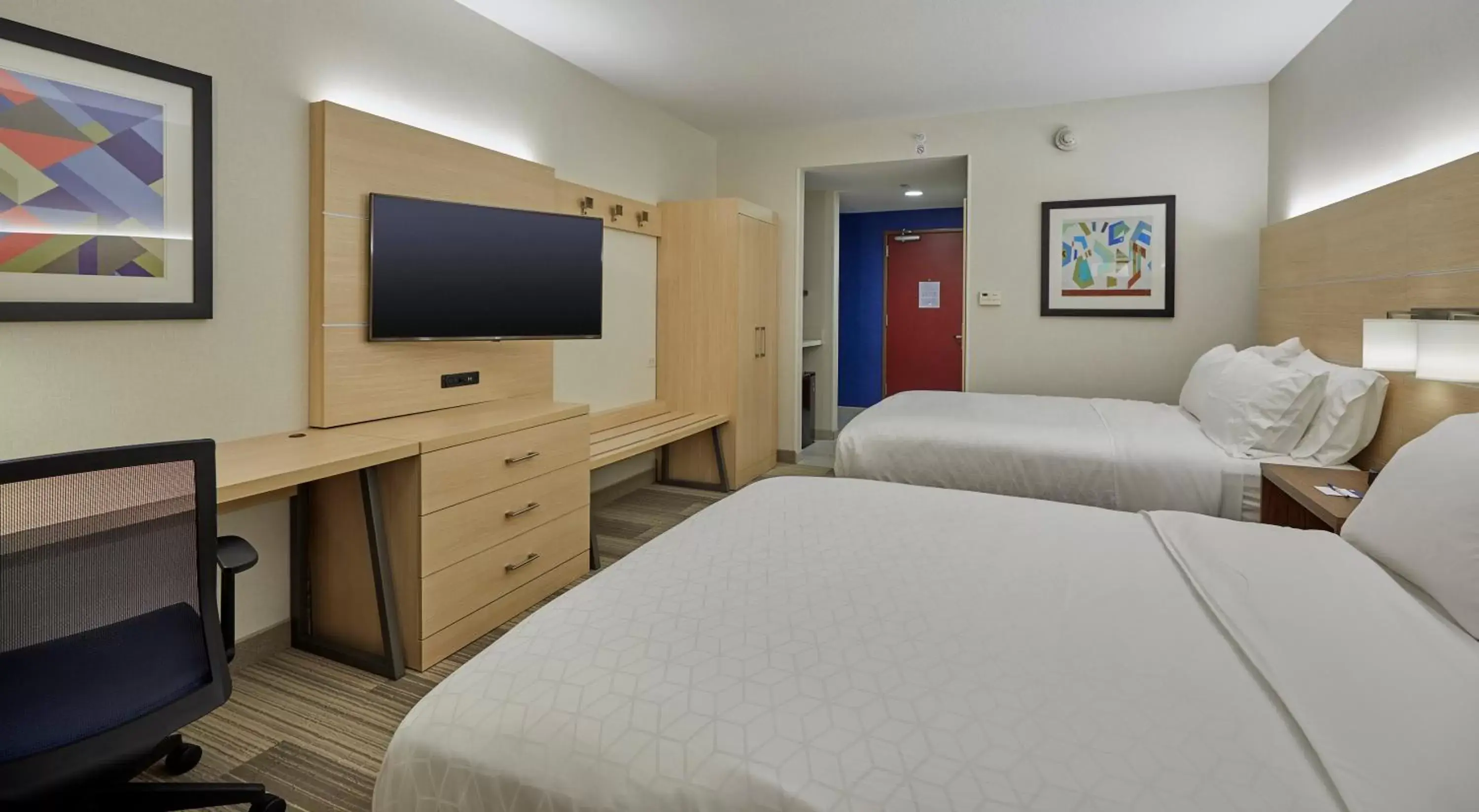 Bed, TV/Entertainment Center in Holiday Inn Express : Eugene - Springfield, an IHG Hotel