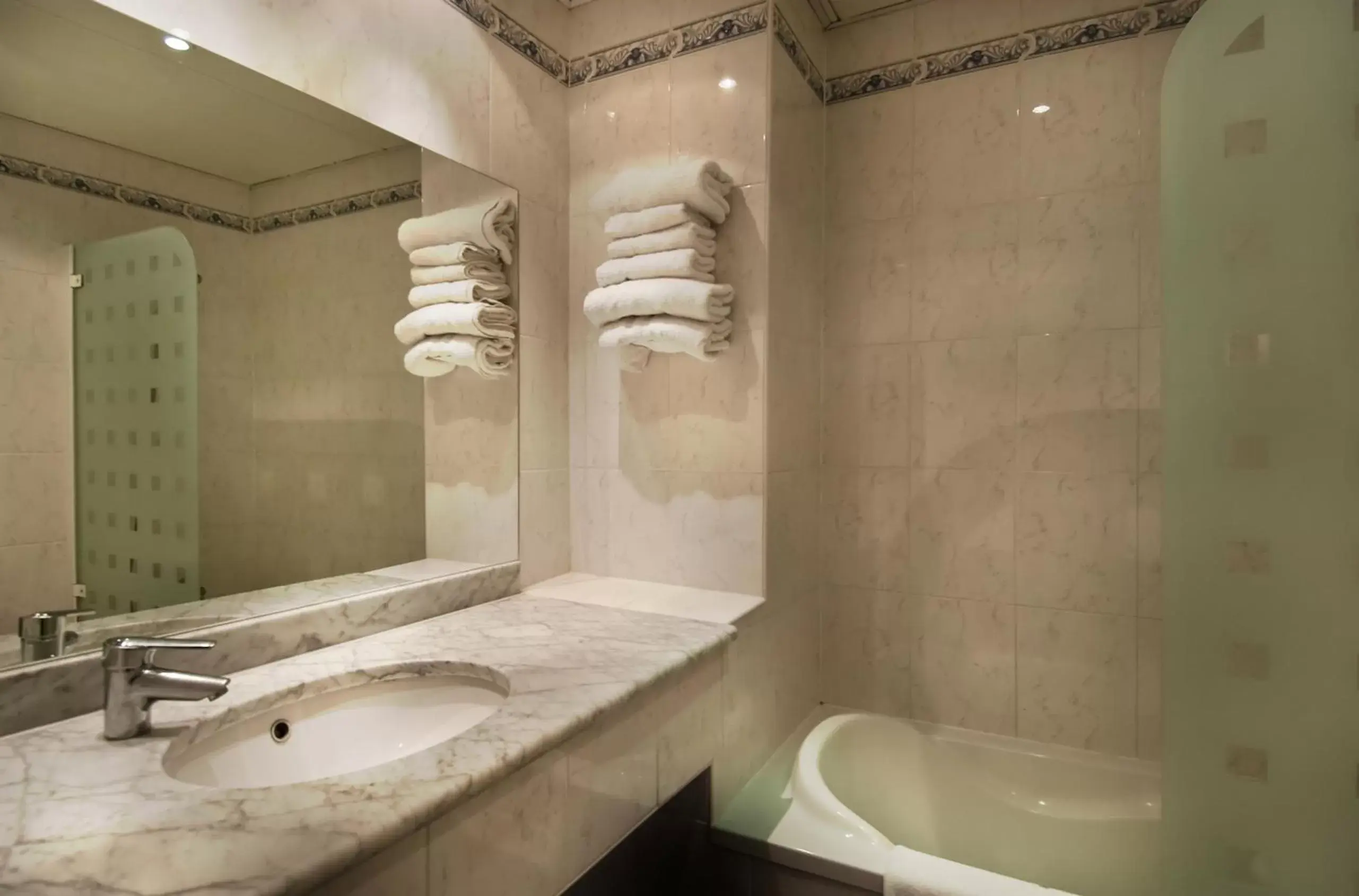 Bathroom in Hotel Claude Bernard Saint-Germain