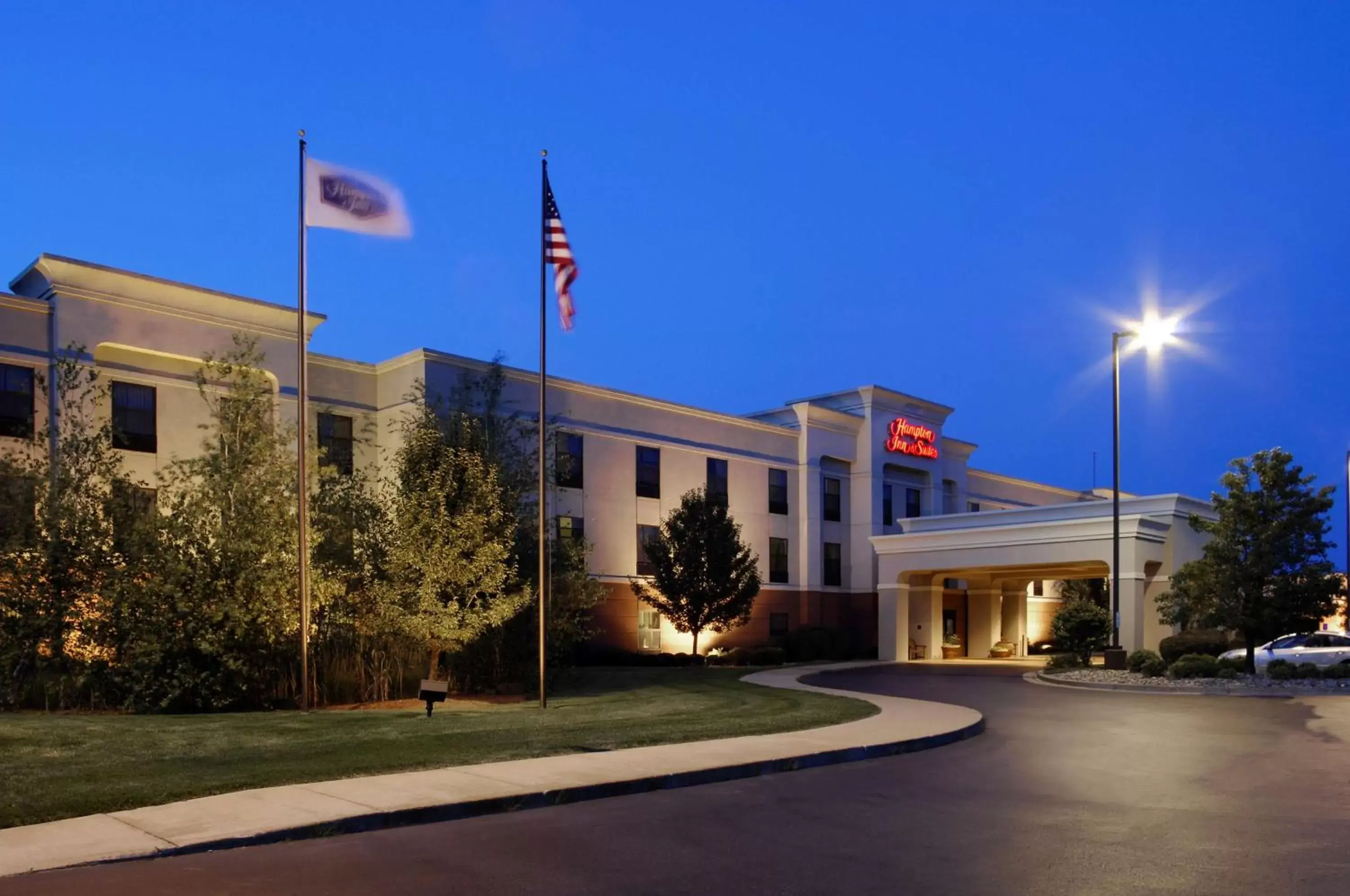 Property building in Hampton Inn & Suites Kalamazoo-Oshtemo Property building in Hampton Inn & Suites Kalamazoo-Oshtemo