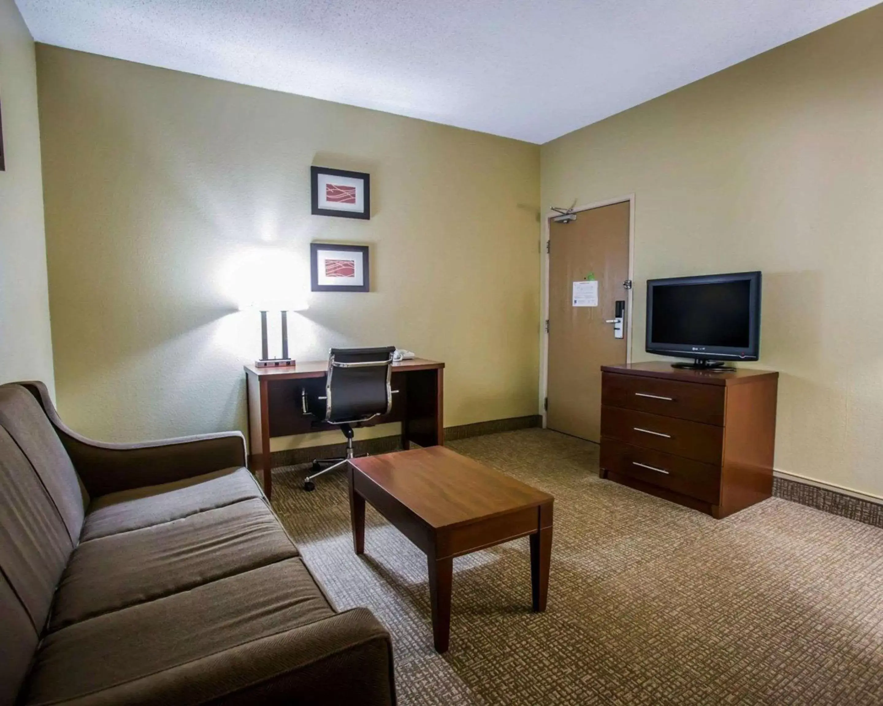 Photo of the whole room, TV/Entertainment Center in Comfort Inn Morris I-80