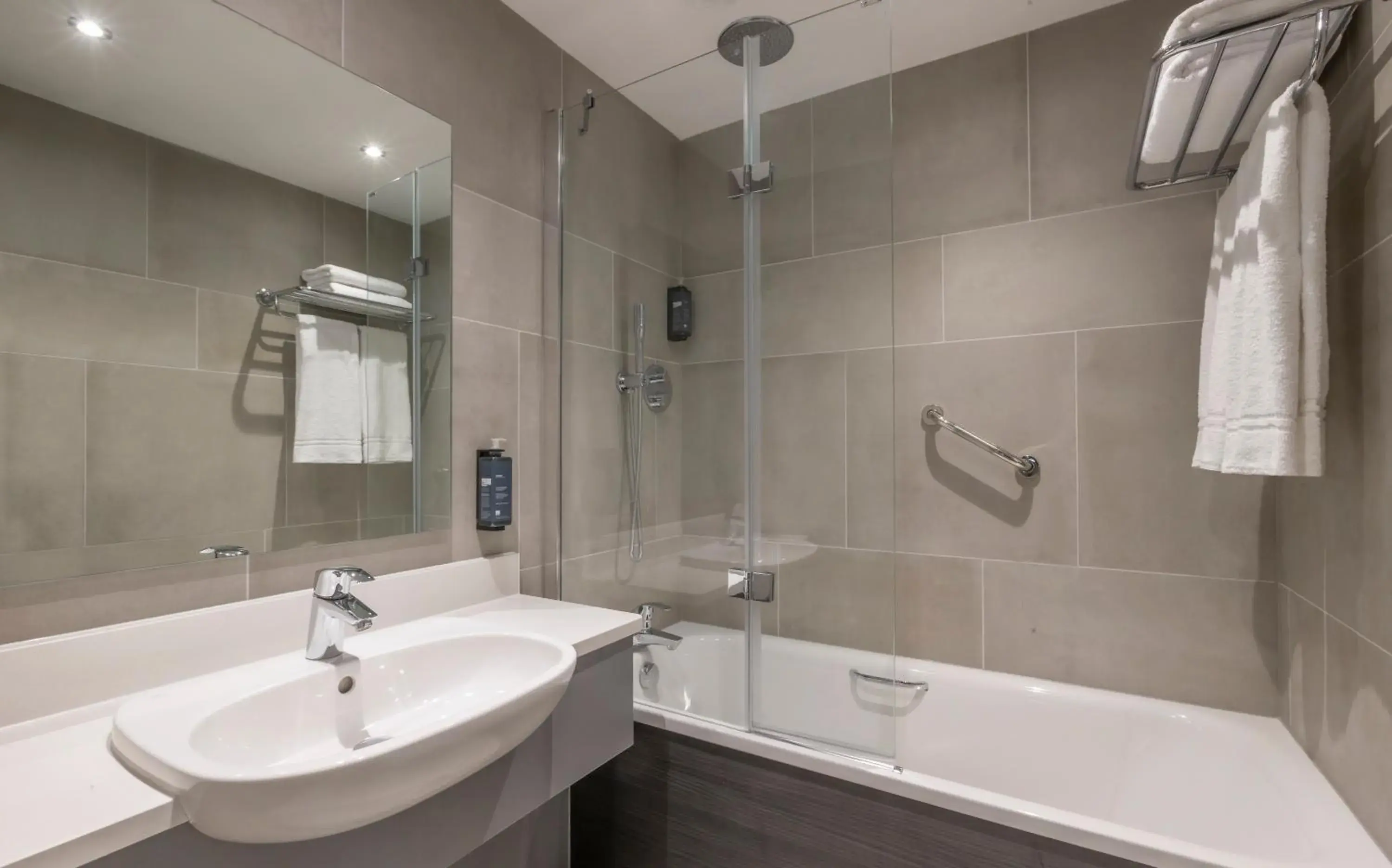 Property building, Bathroom in Maldron Hotel Belfast International Airport