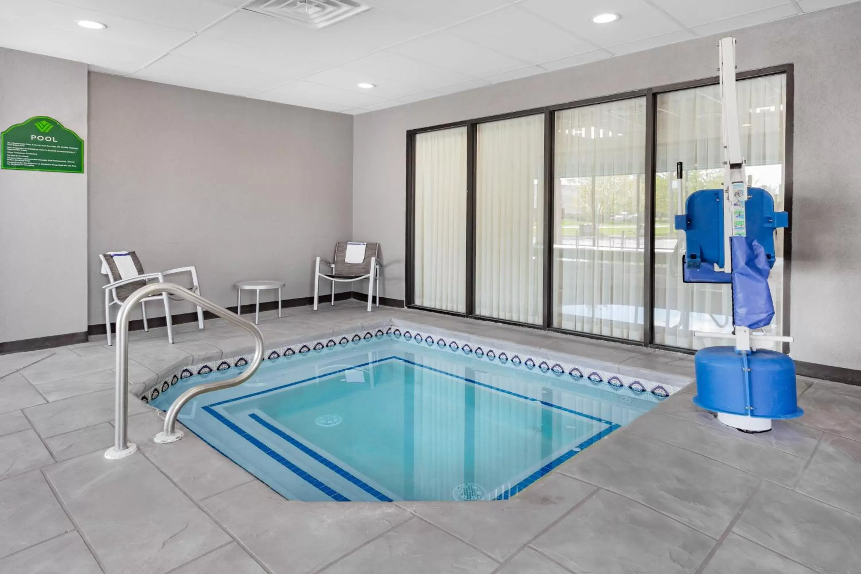 Hot Tub, Swimming Pool in Wingate by Wyndham Tinley Park