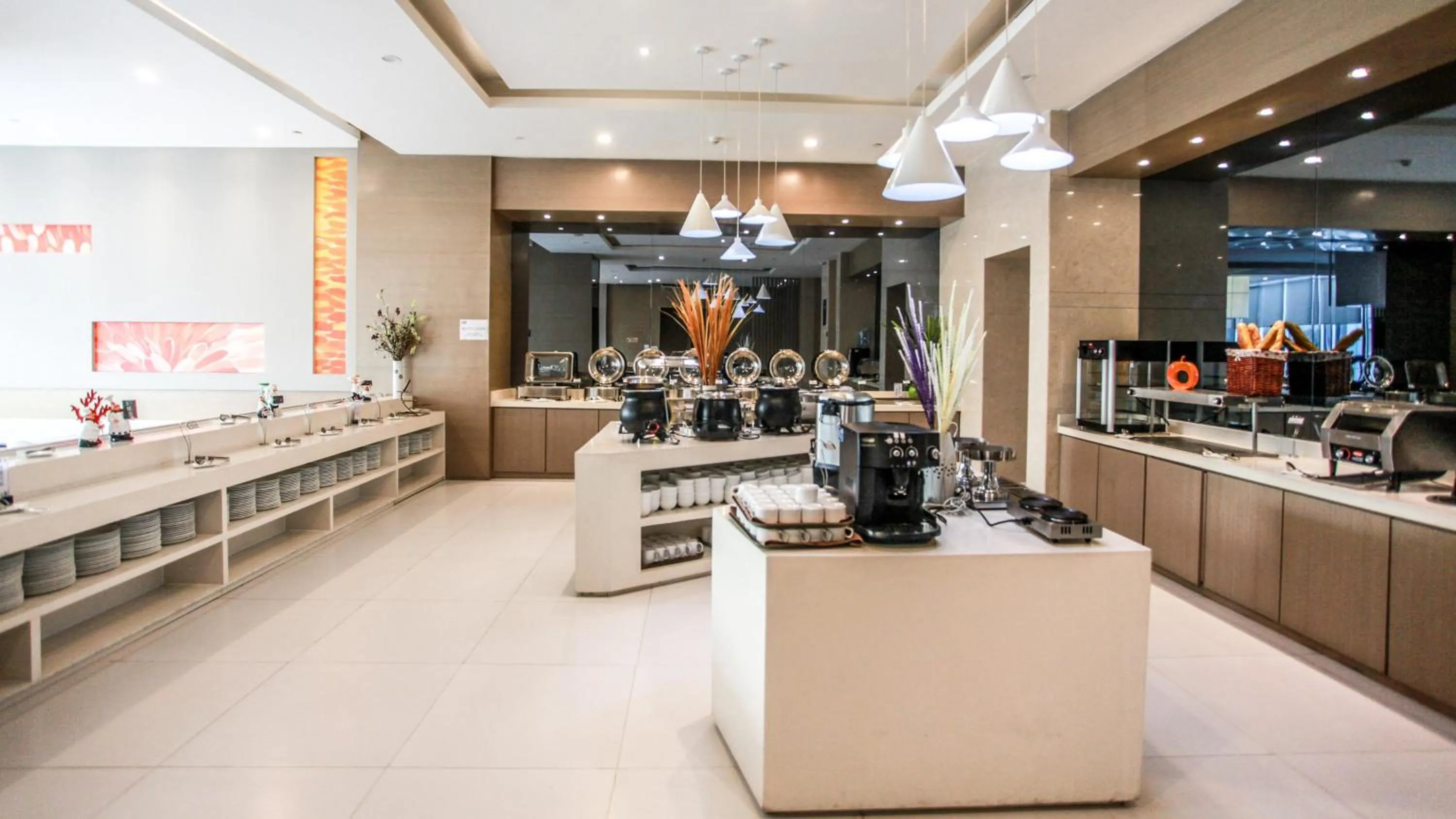 Restaurant/places to eat in Holiday Inn Express Weihai Hi-Tech Zone by IHG