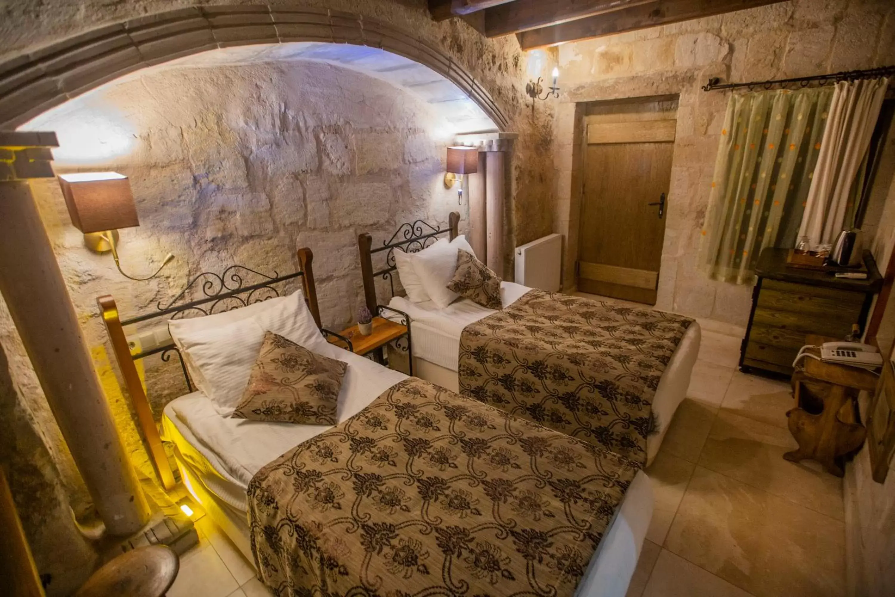 Bed in Divan Cave House