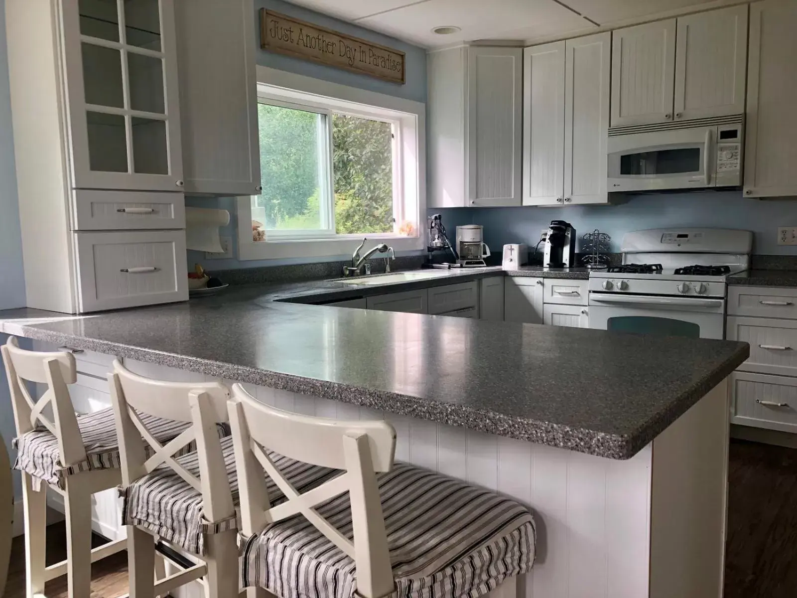 Kitchen/Kitchenette in Driftwood Inn