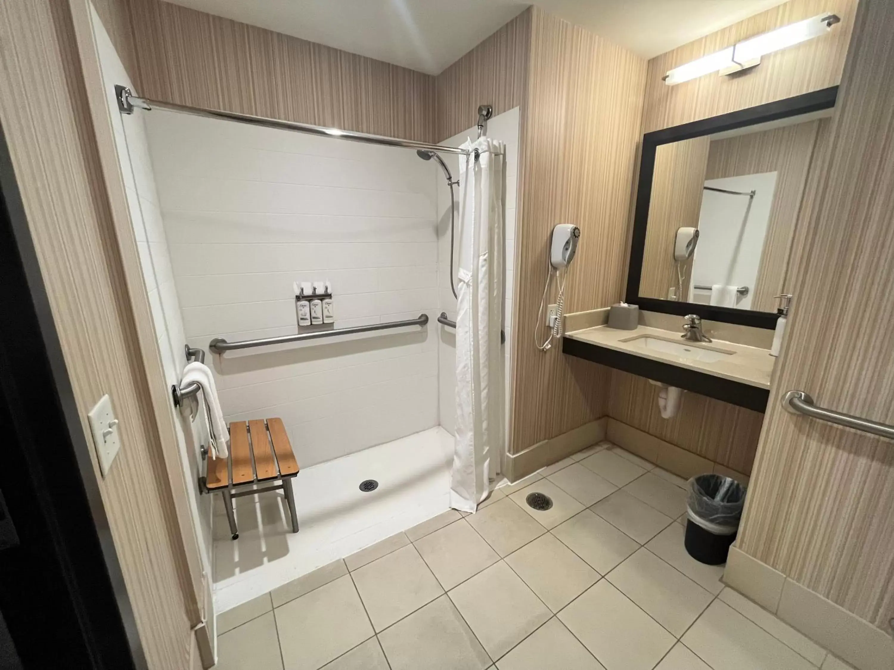 Shower, Bathroom in Holiday Inn Louisville Airport - Fair/Expo, an IHG Hotel