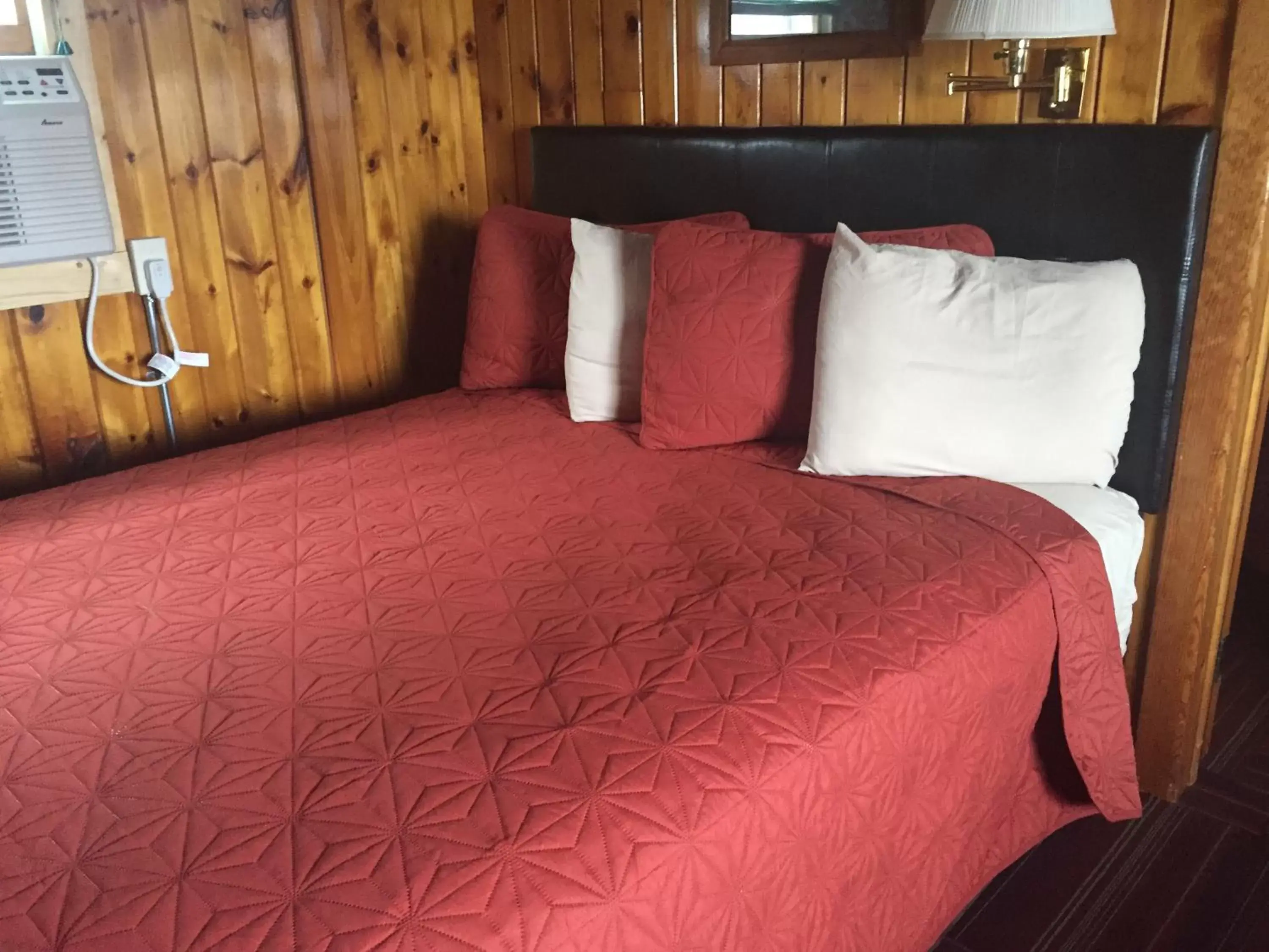 Bedroom, Bed in adoba® hotel Naubinway