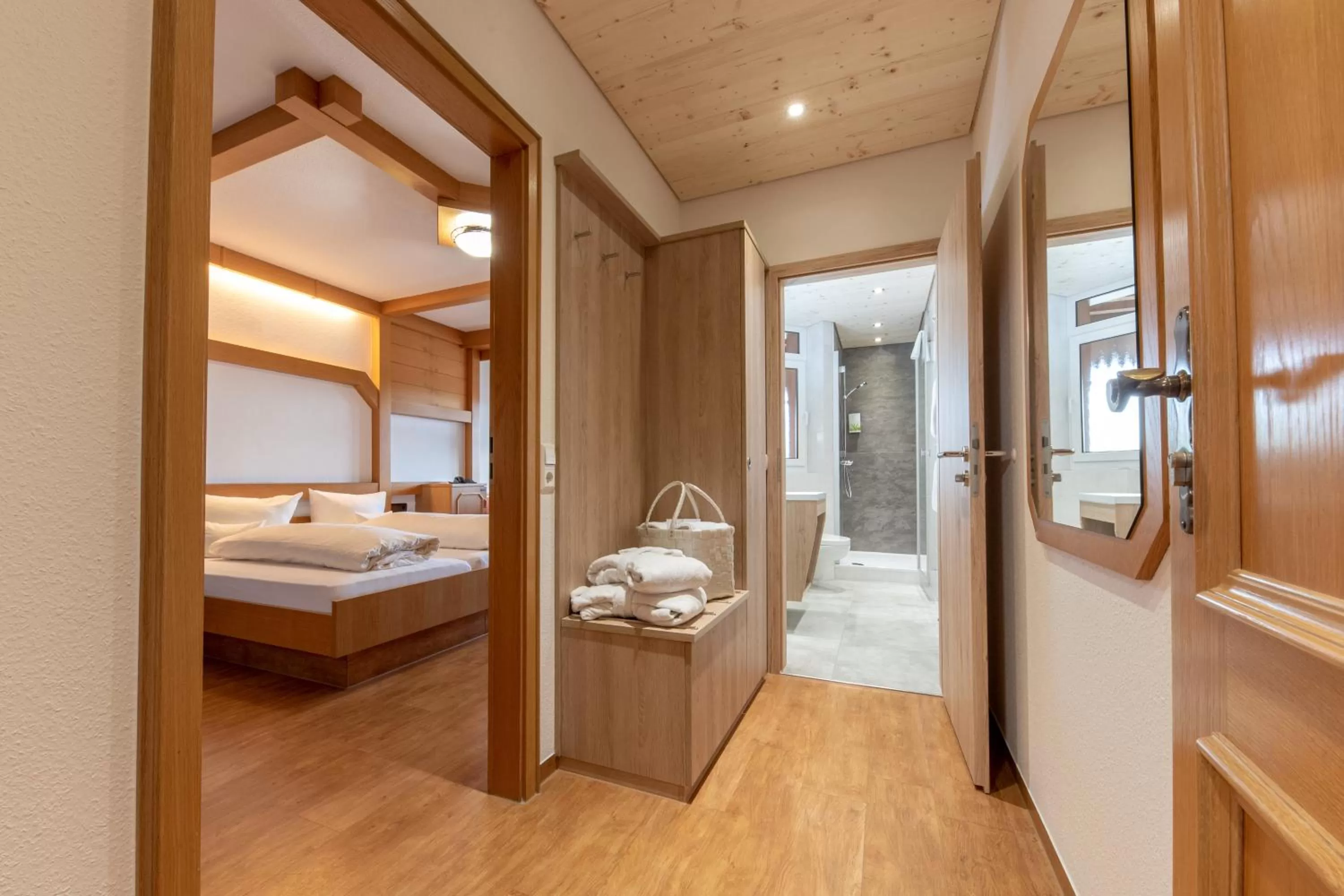 Bathroom, Bed in Wellnesshotel Sonnenhof & Sonnhalde