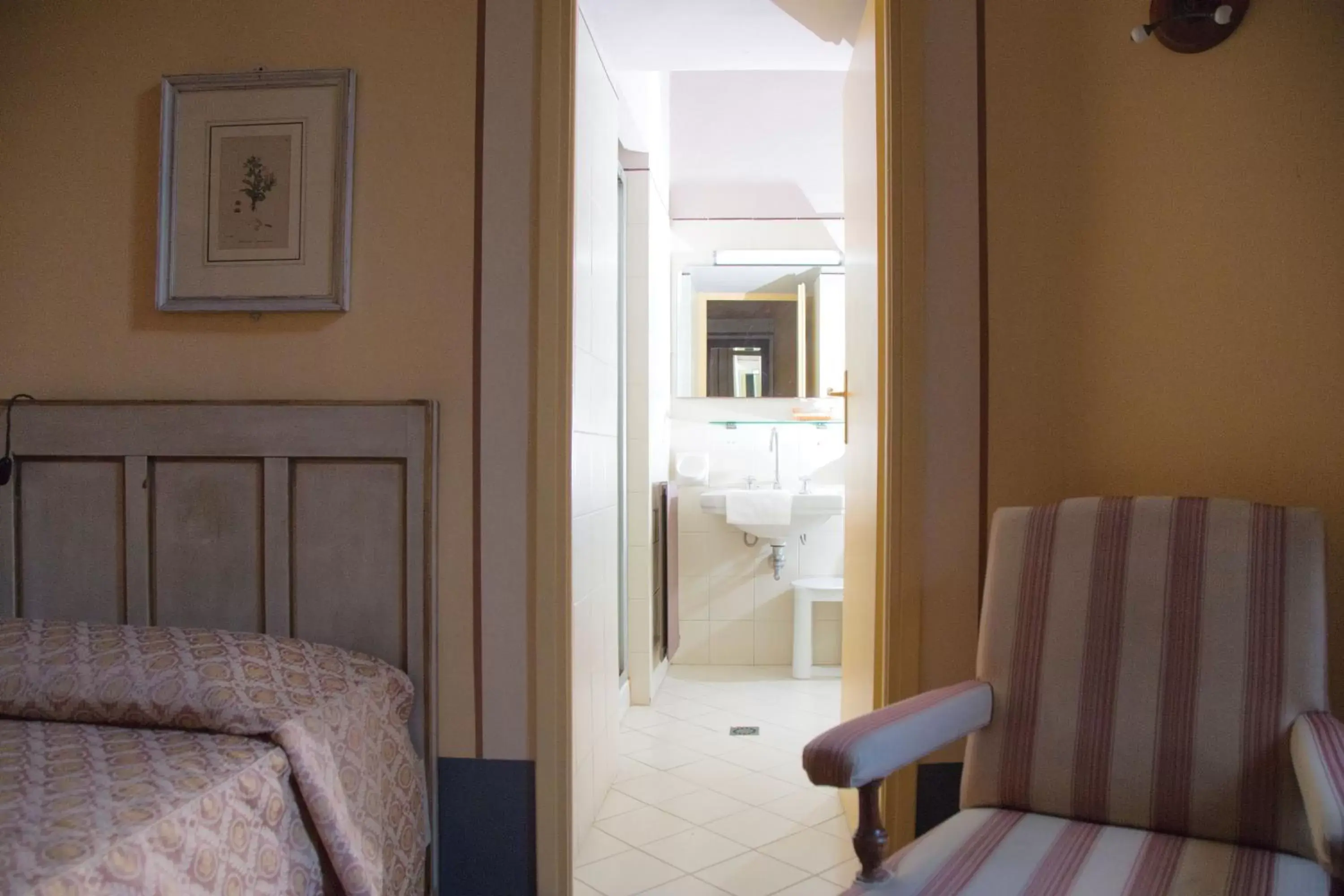 Bathroom, Seating Area in Royal Victoria Hotel