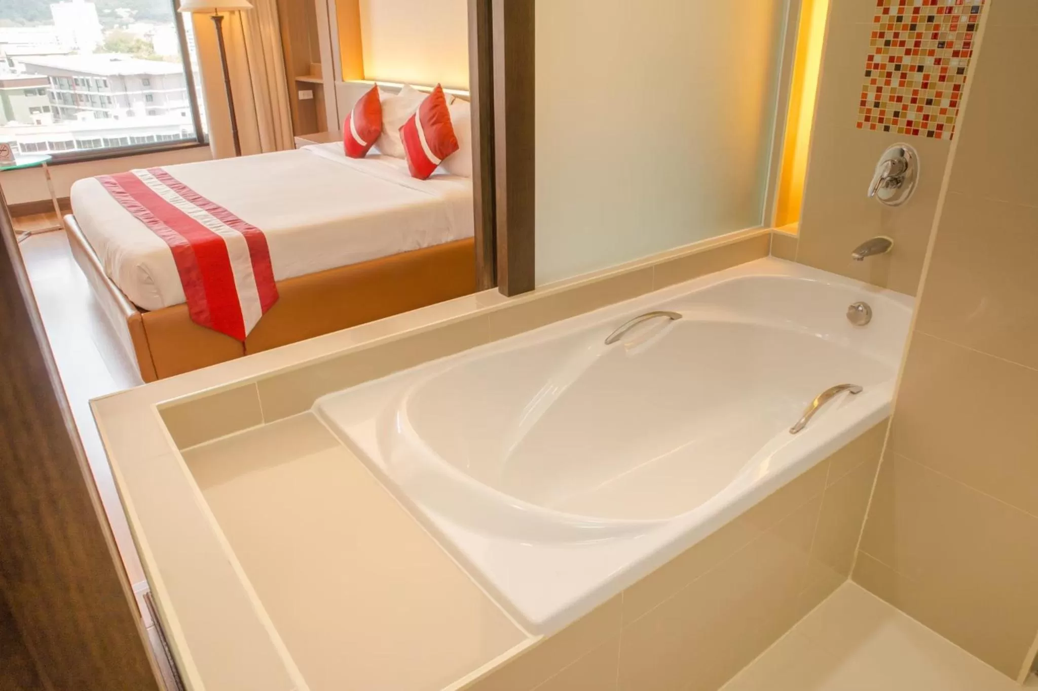 Bathroom, Bed in Chiangmai Grandview Hotel & Convention Center