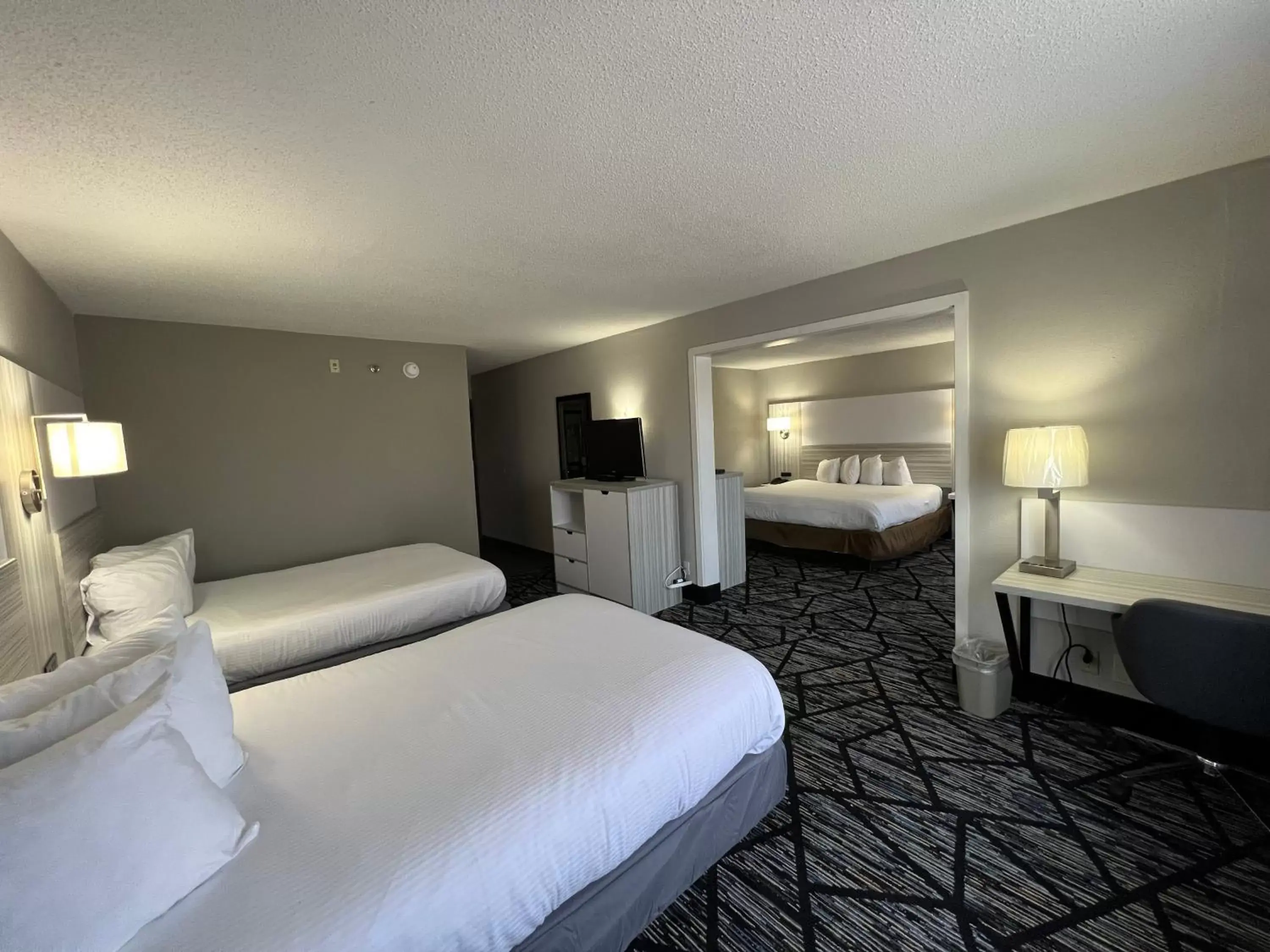 Photo of the whole room, Bed in Baymont by Wyndham Peoria