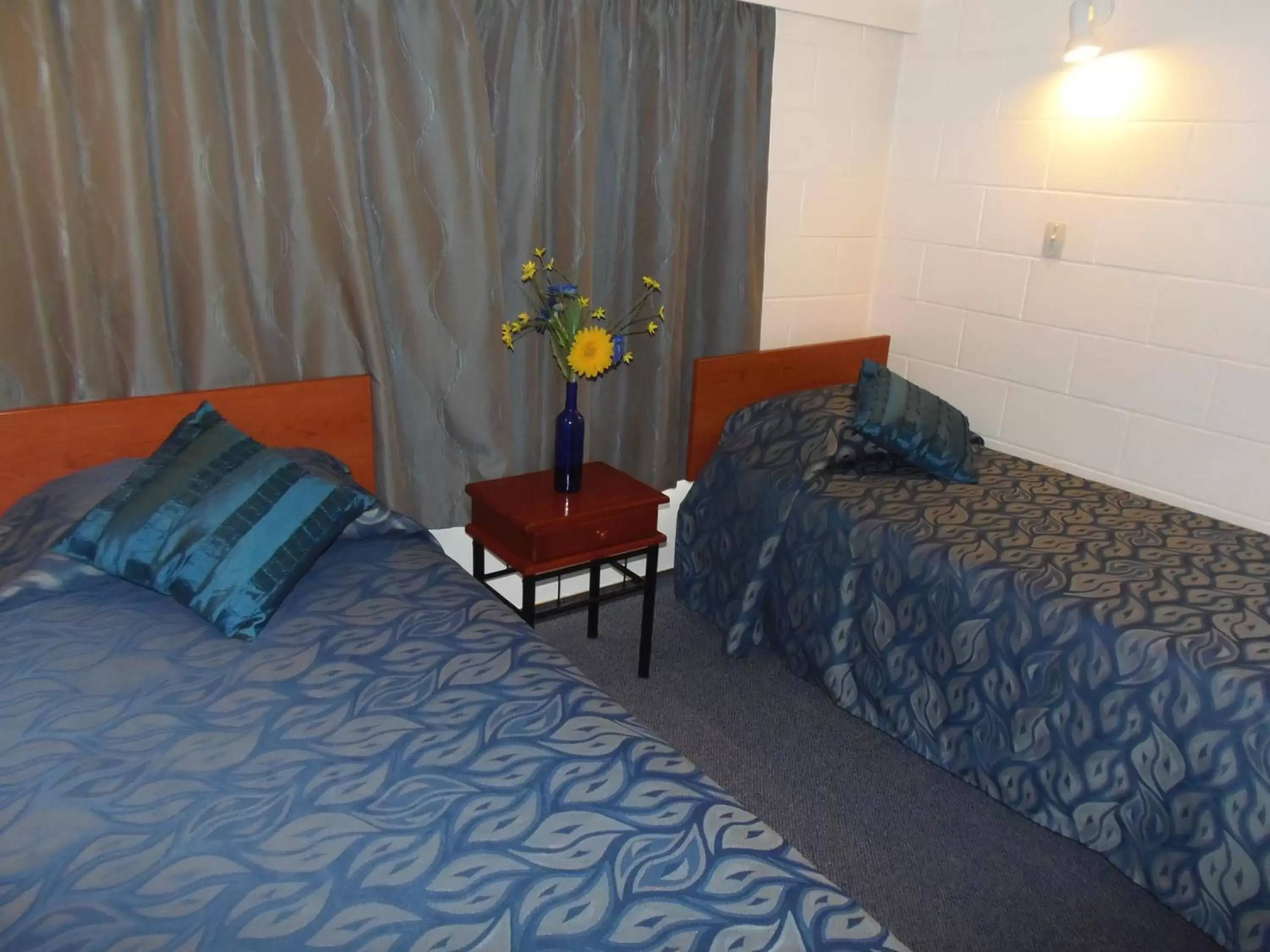 Photo of the whole room, Bed in Kapiti Gateway Motel