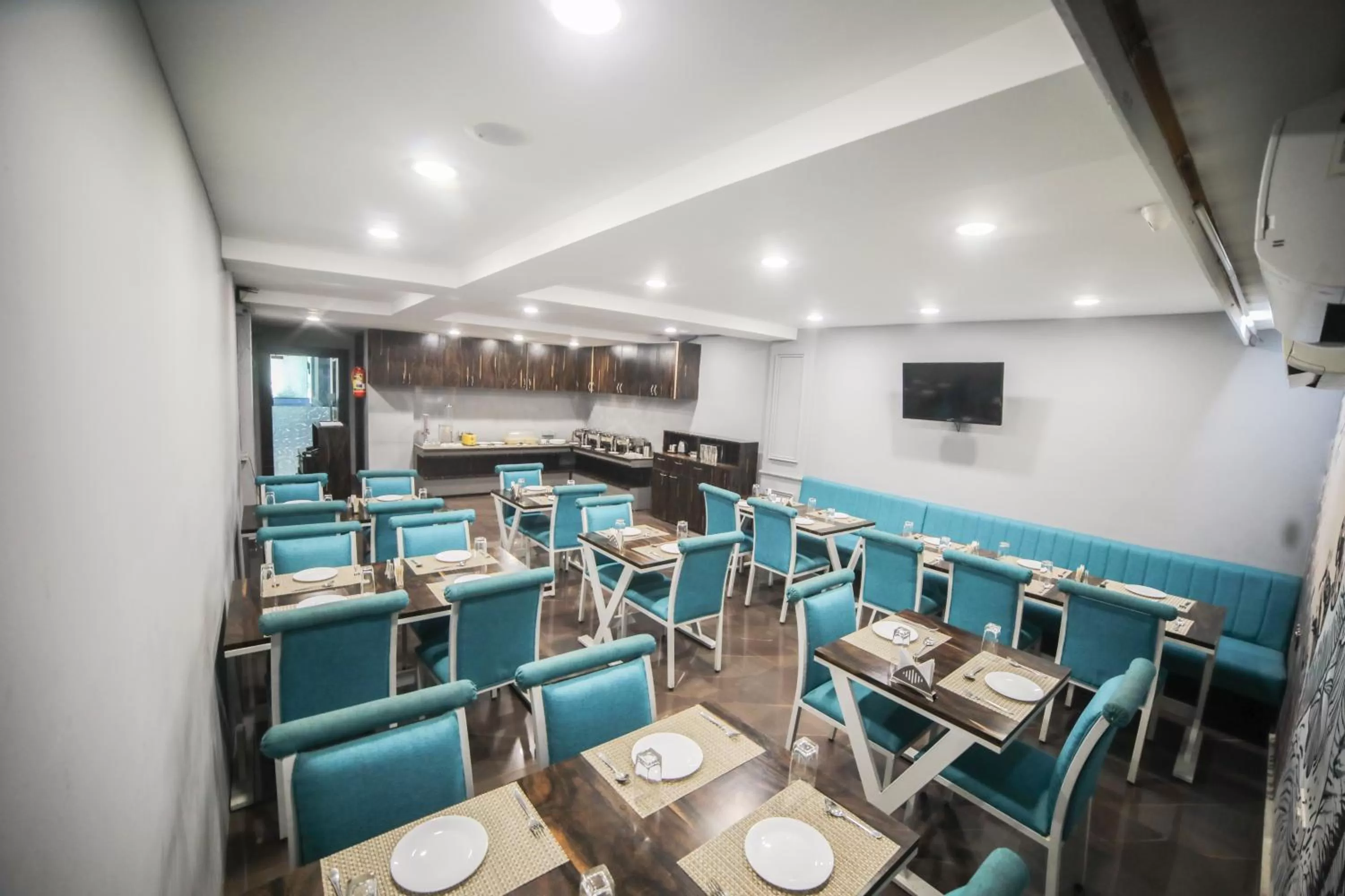 Restaurant/Places to Eat in Hotel Golden Leaves