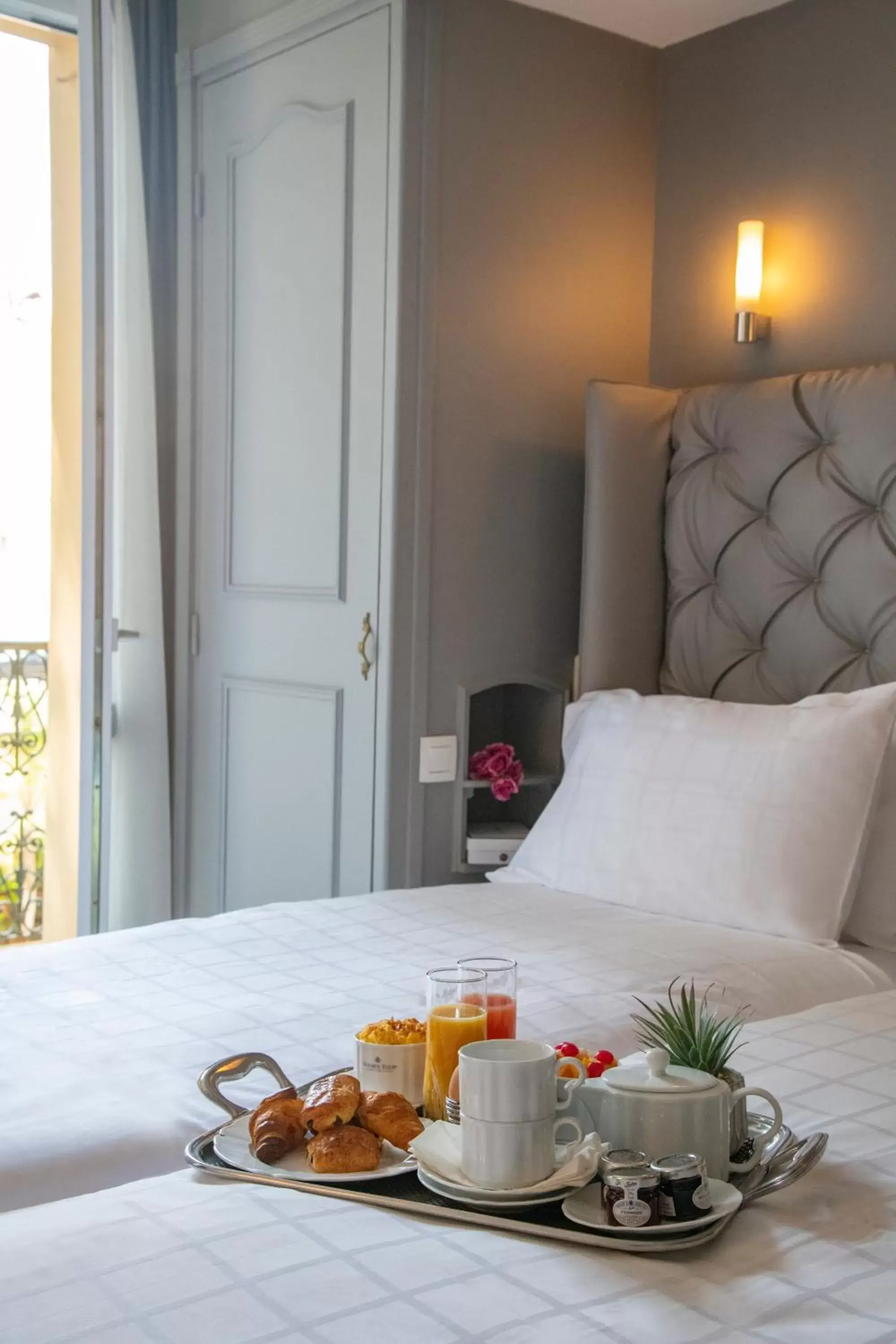 Bedroom, Breakfast in GOLDEN TULIP CANNES HOTEL de PARIS