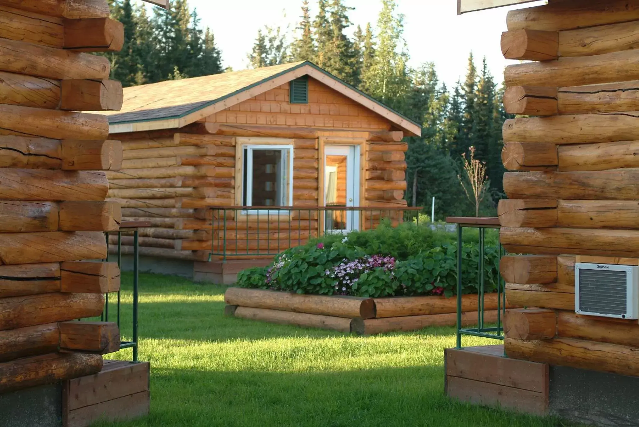 Summer, Property Building in Pike's Waterfront Lodge