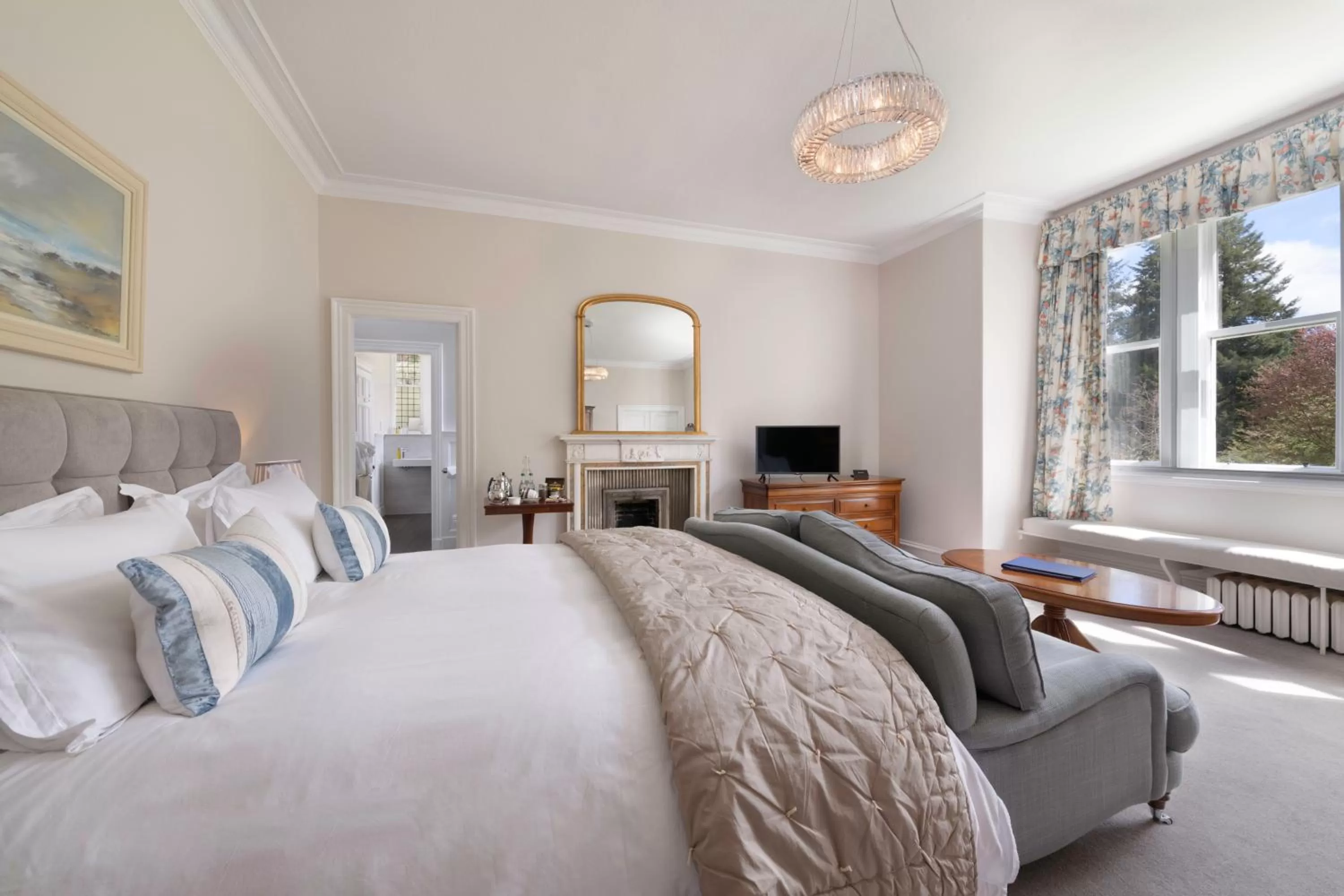 Photo of the whole room, Bed in Lys-Na-Greyne Country House