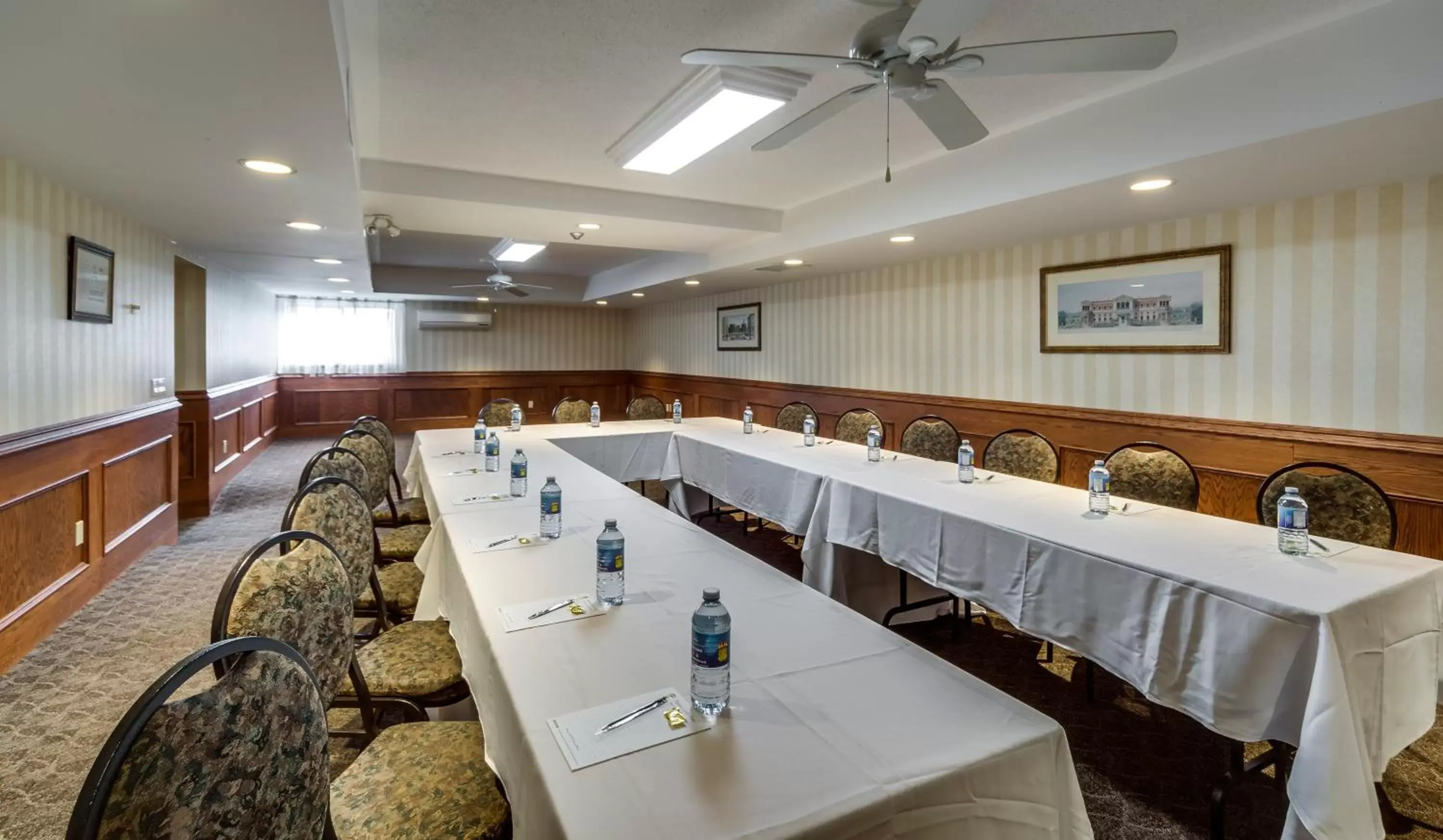 Meeting/conference room in Monte Carlo Inn Oakville Suites