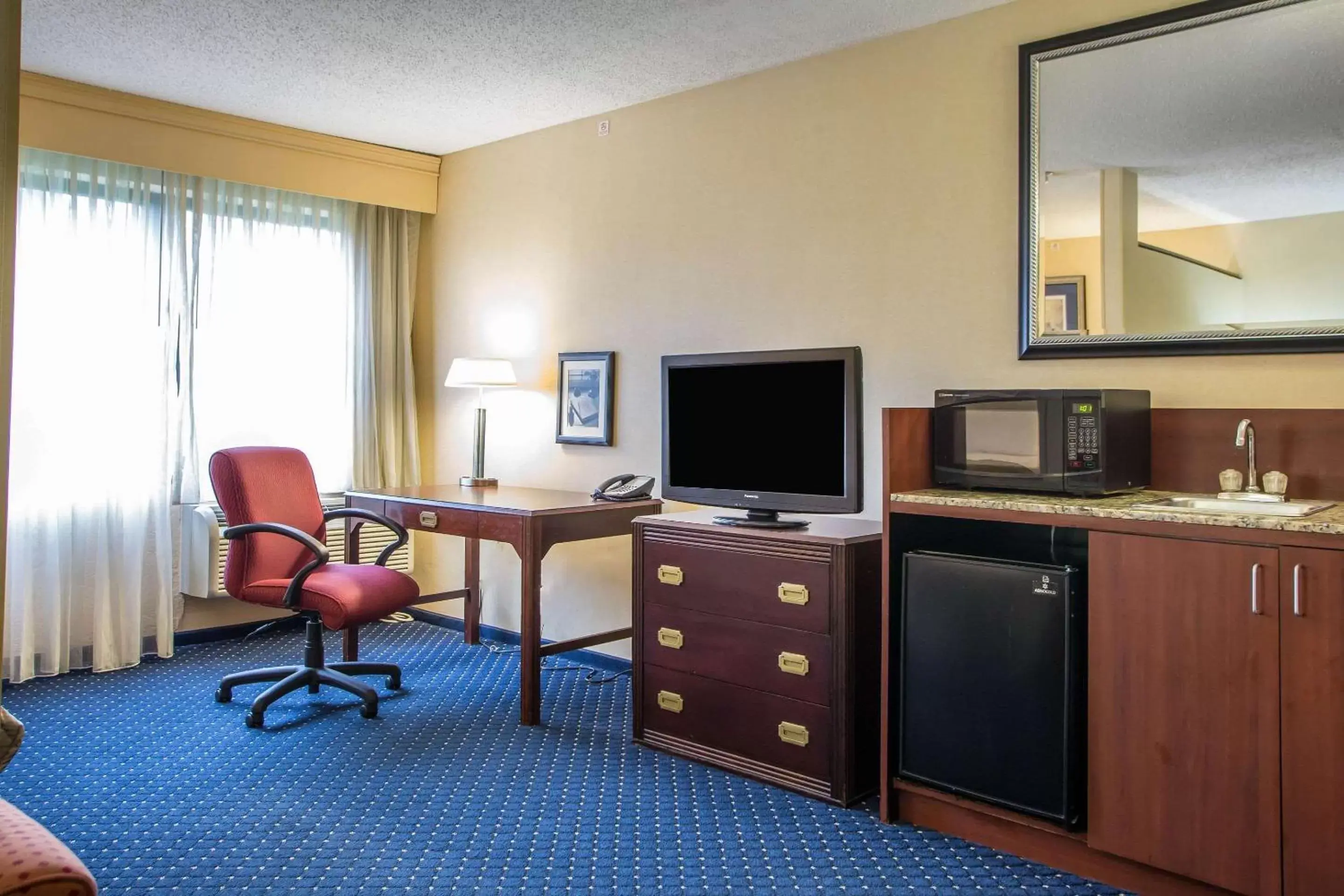 Photo of the whole room, TV/Entertainment Center in Clarion Inn Merrillville