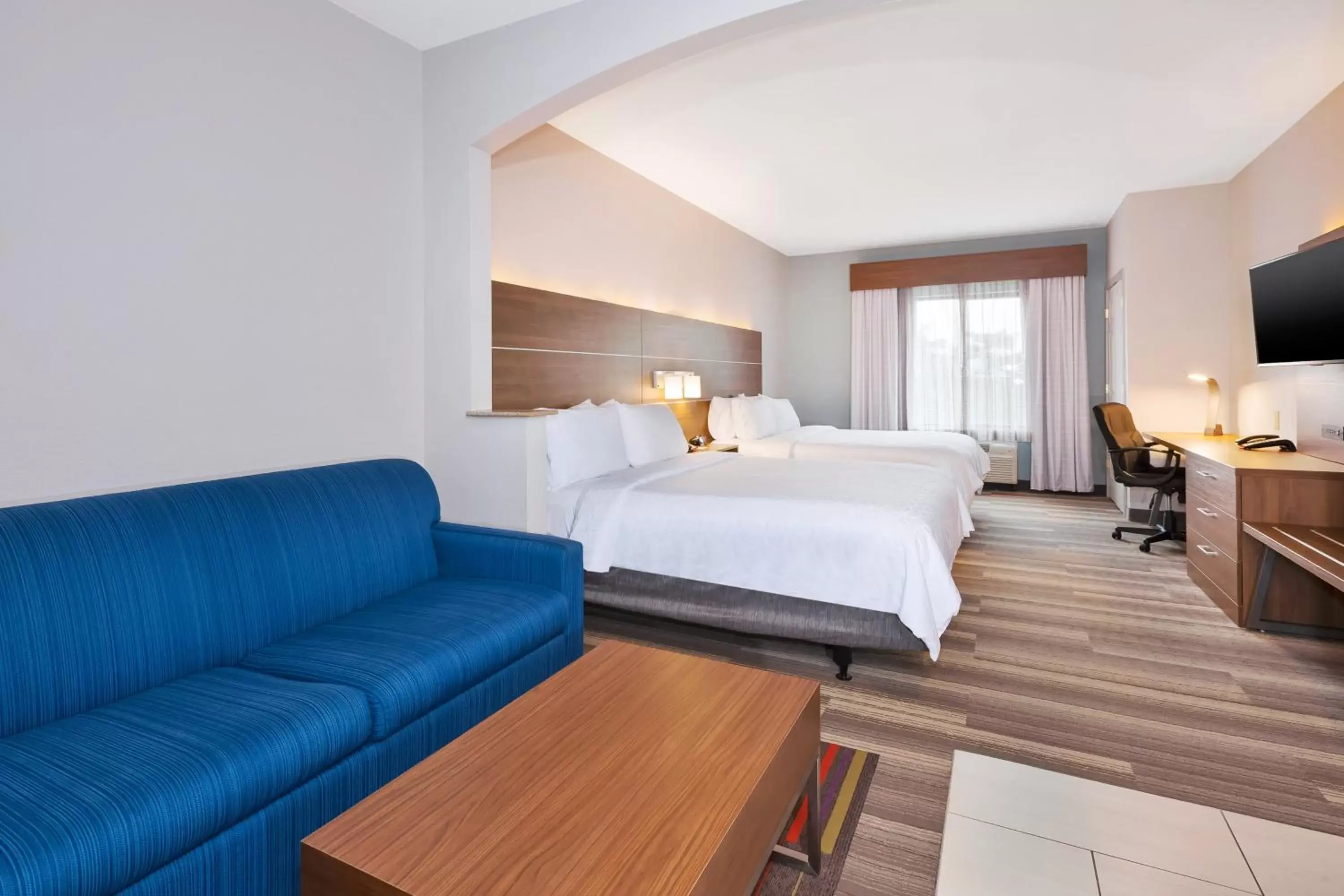 Bedroom in Holiday Inn Express Hotel & Suites Warminster-Horsham, an IHG Hotel