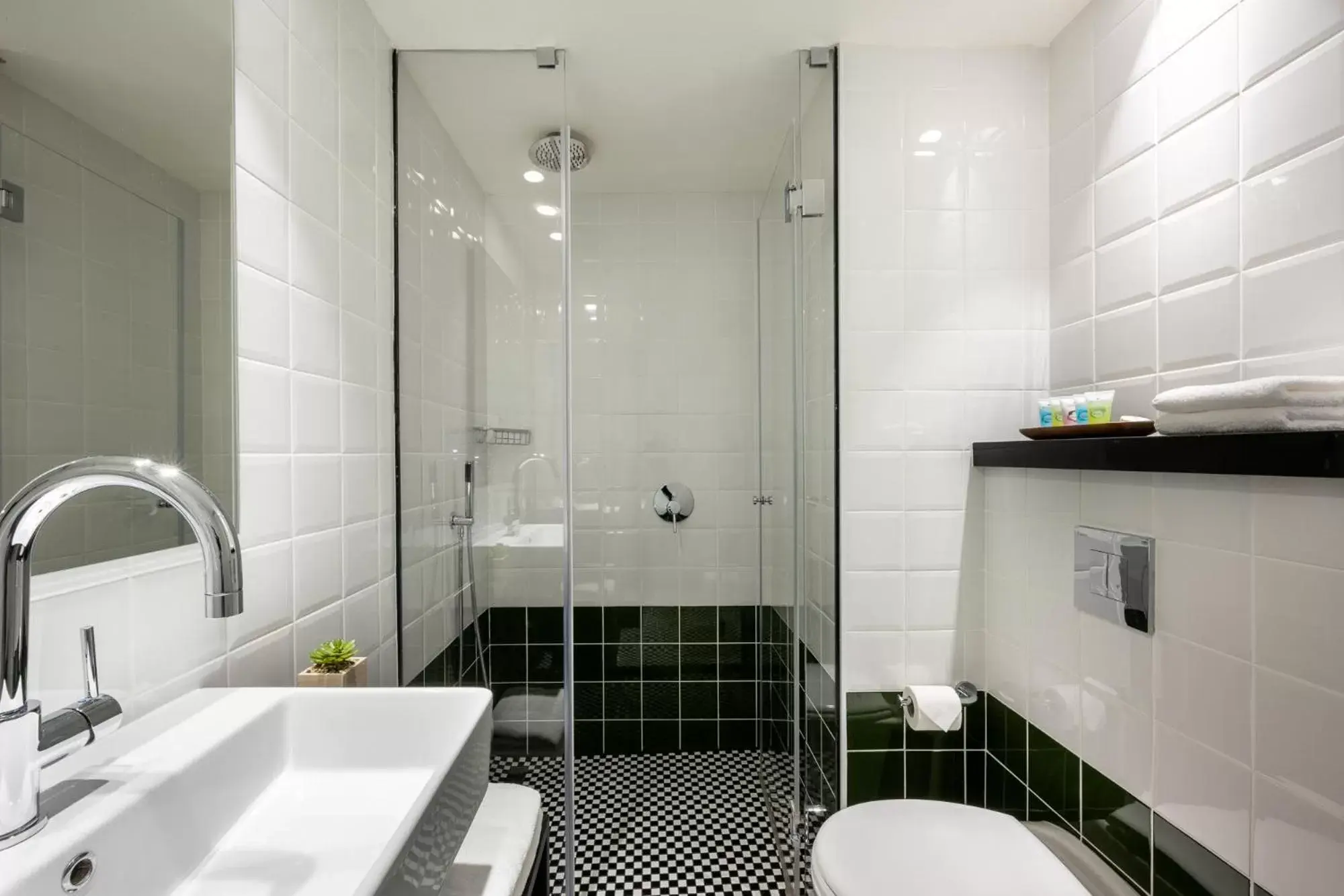 Bathroom in Hotel 75 by Prima Hotels