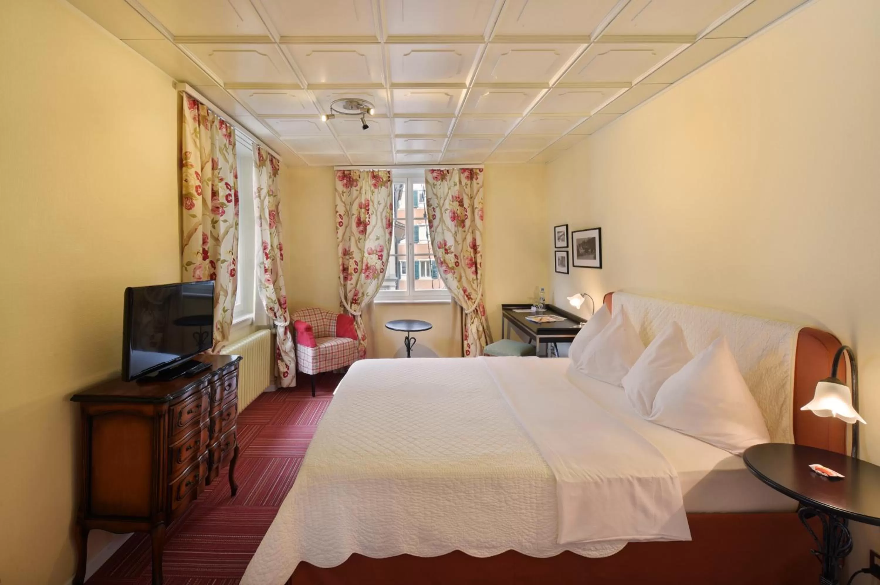 Photo of the whole room, Bed in Romantik Hotel Schwan