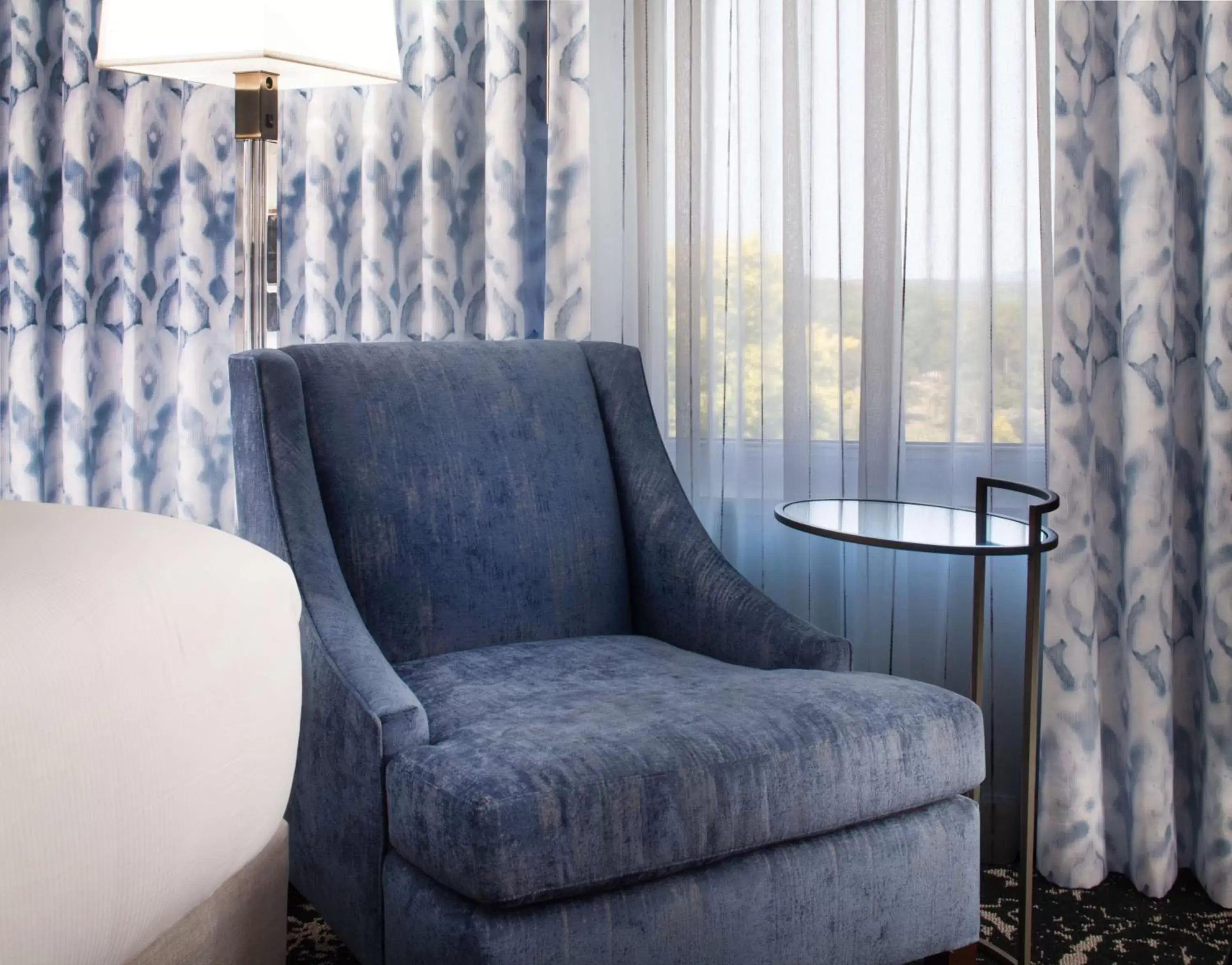 Living room, Seating Area in Hilton Atlanta/Marietta Hotel & Conference Center